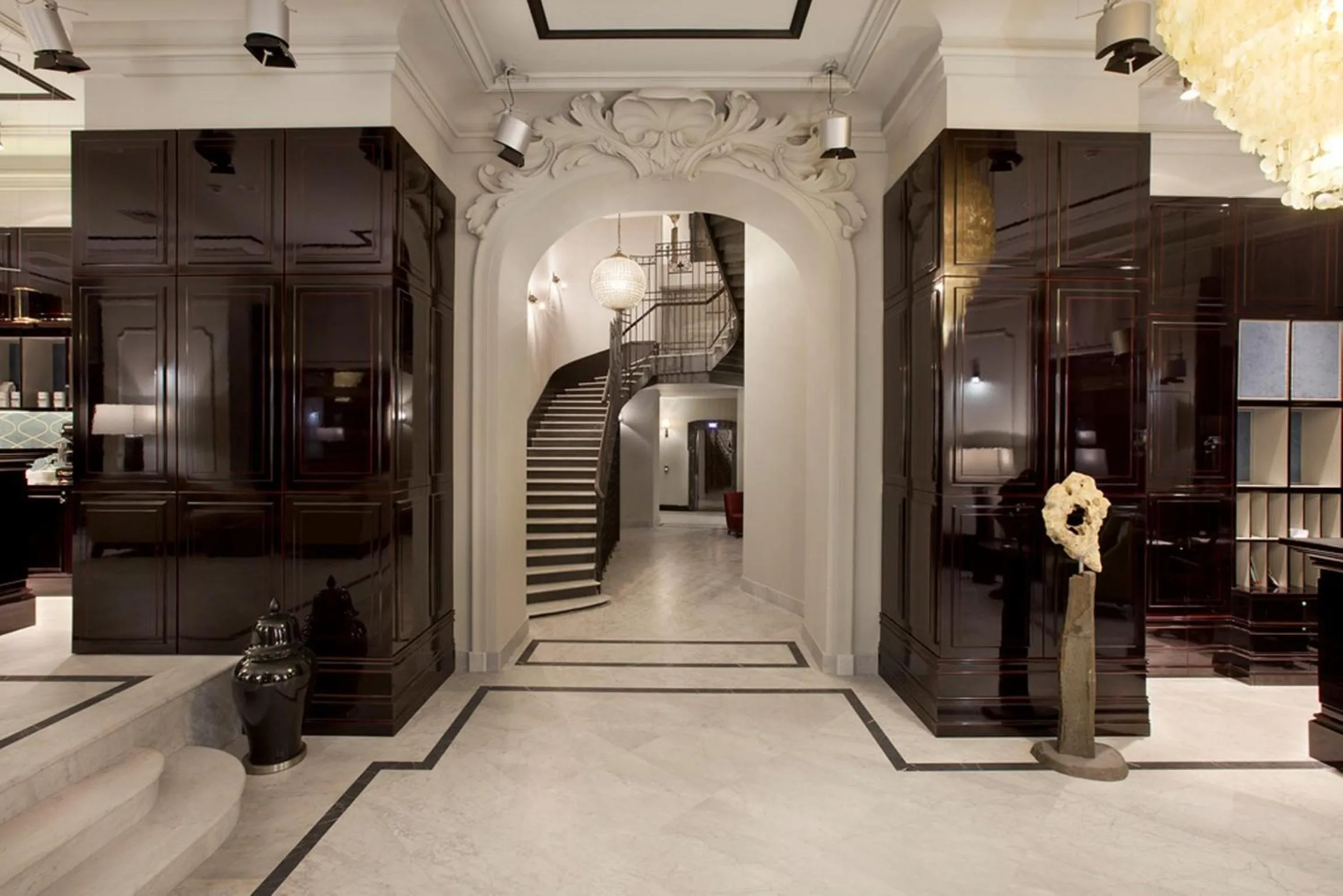 Communal lounge/ TV room in Astoria Hotel