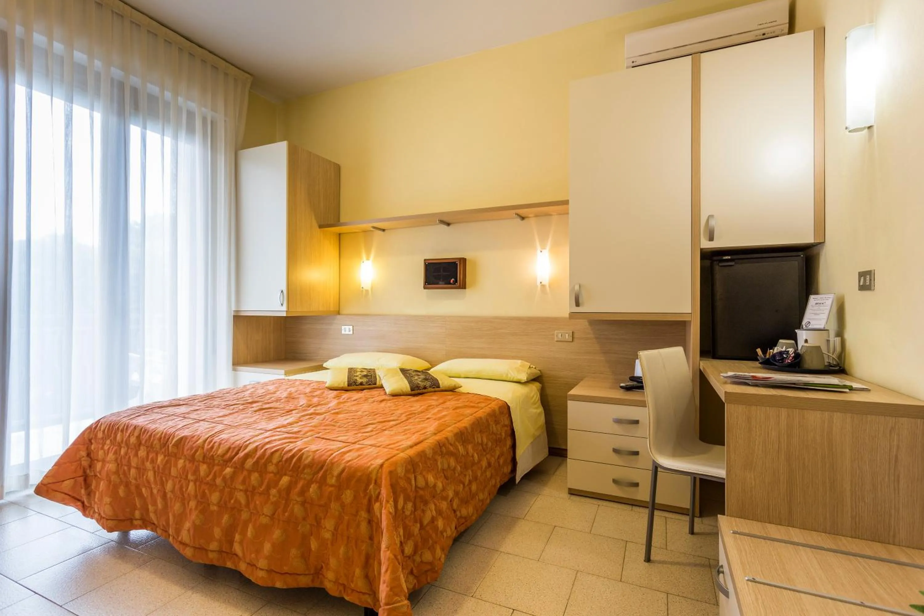 Day, Bed in Hotel Deborah