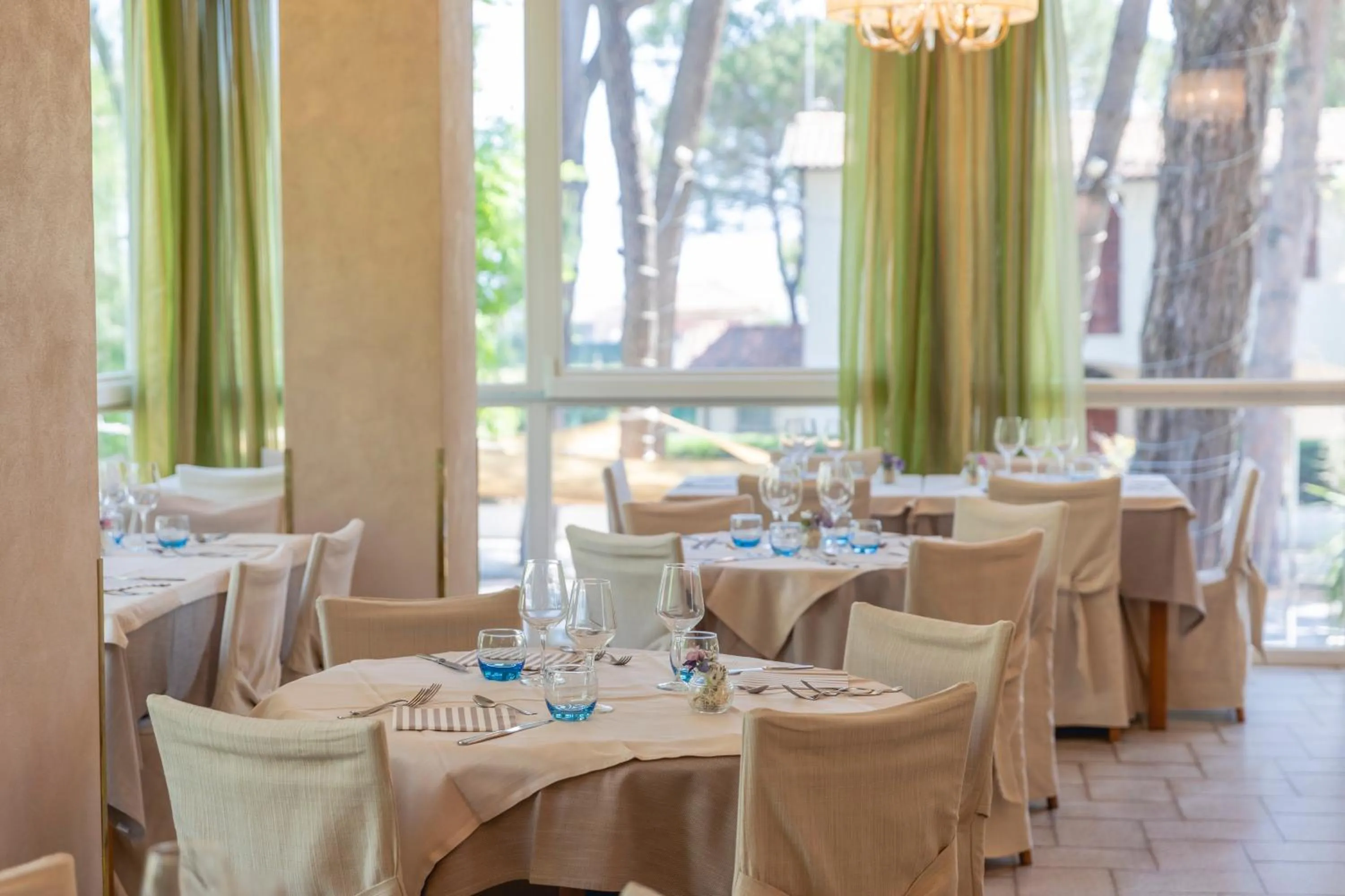 Restaurant/places to eat in Hotel Deborah