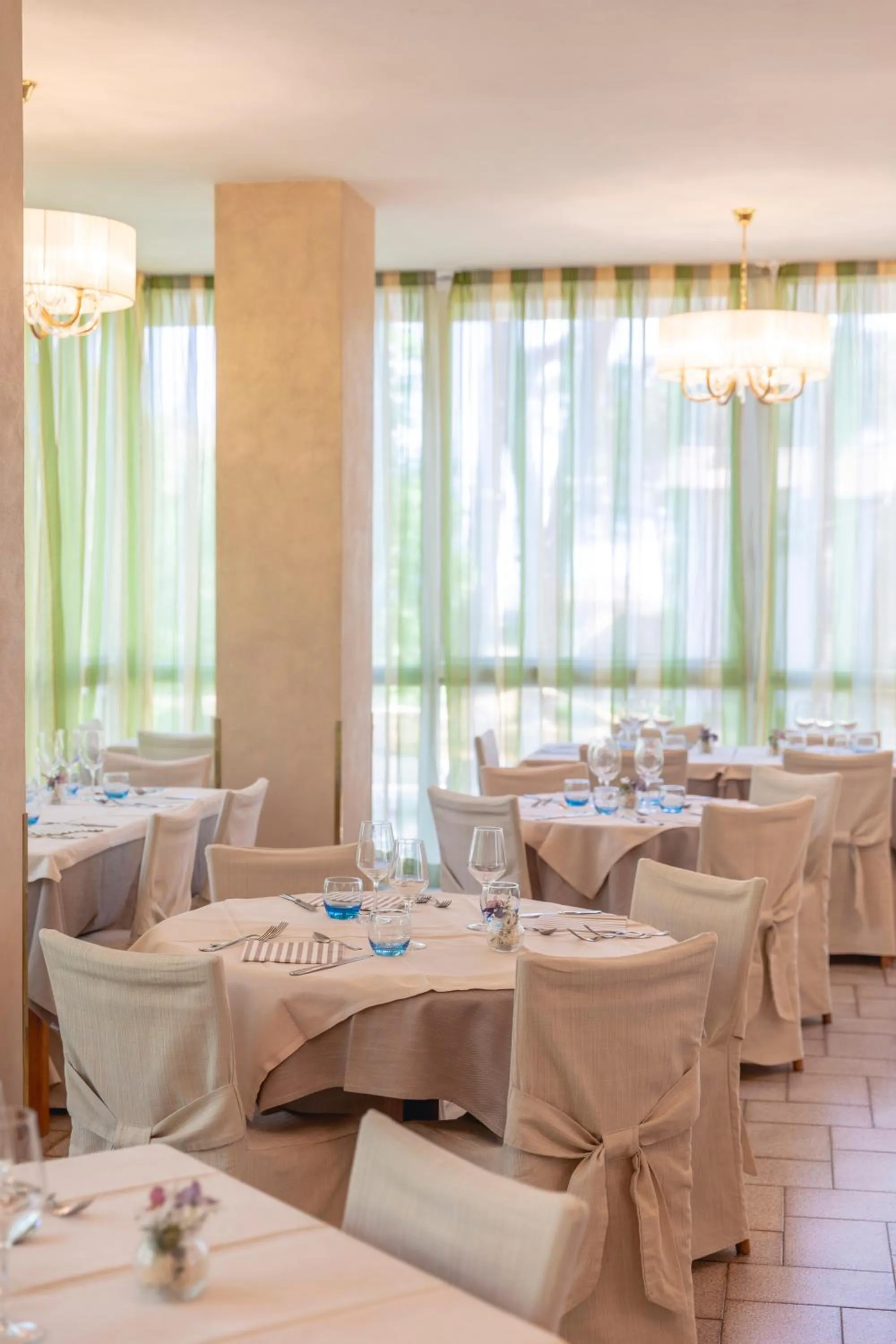 Restaurant/places to eat in Hotel Deborah