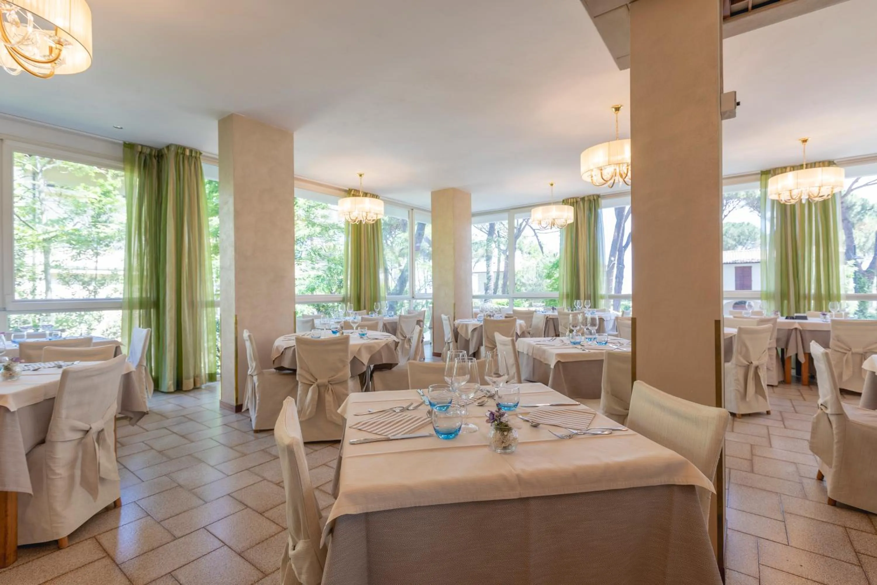 Restaurant/places to eat in Hotel Deborah