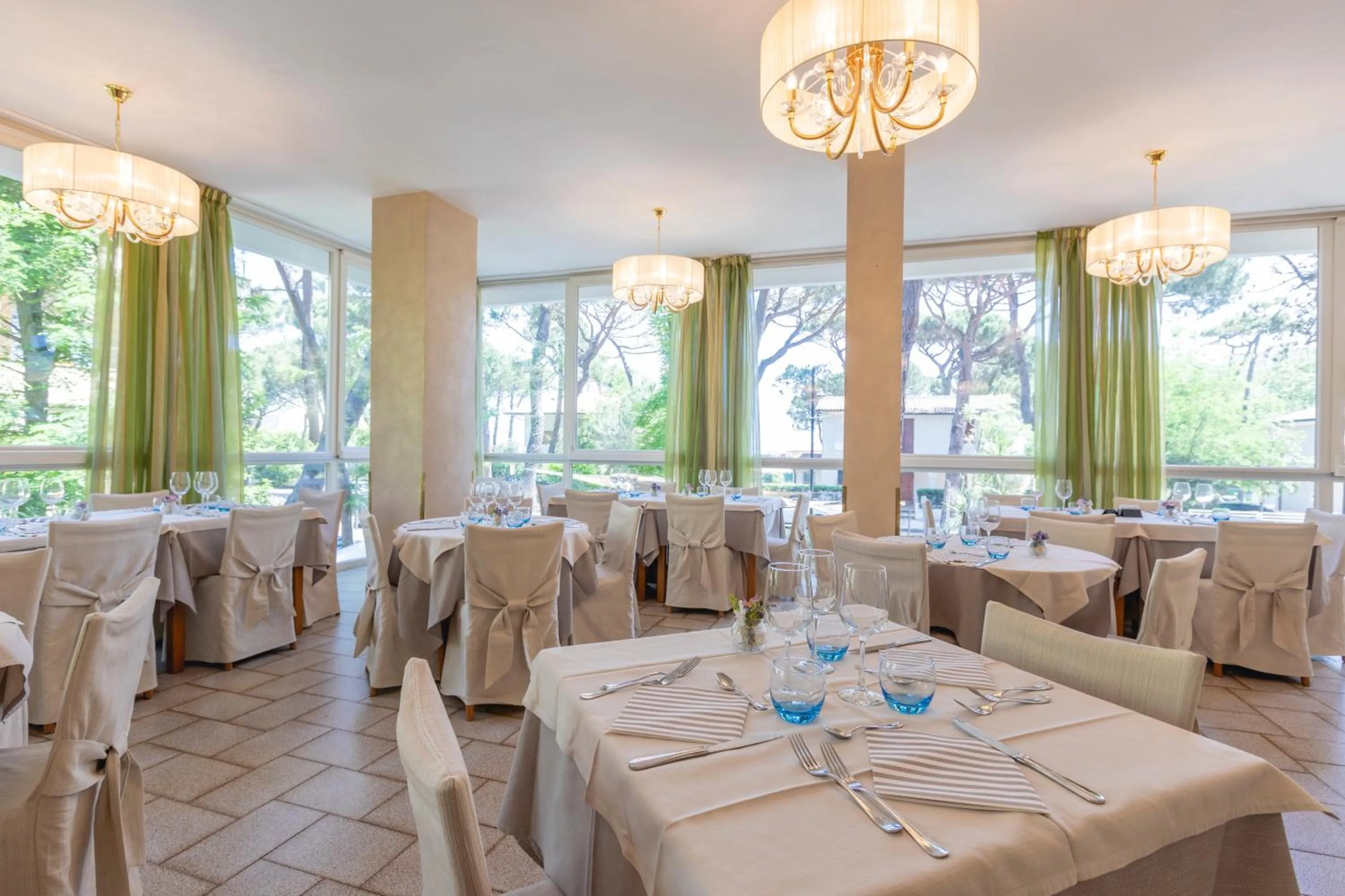 Restaurant/places to eat in Hotel Deborah