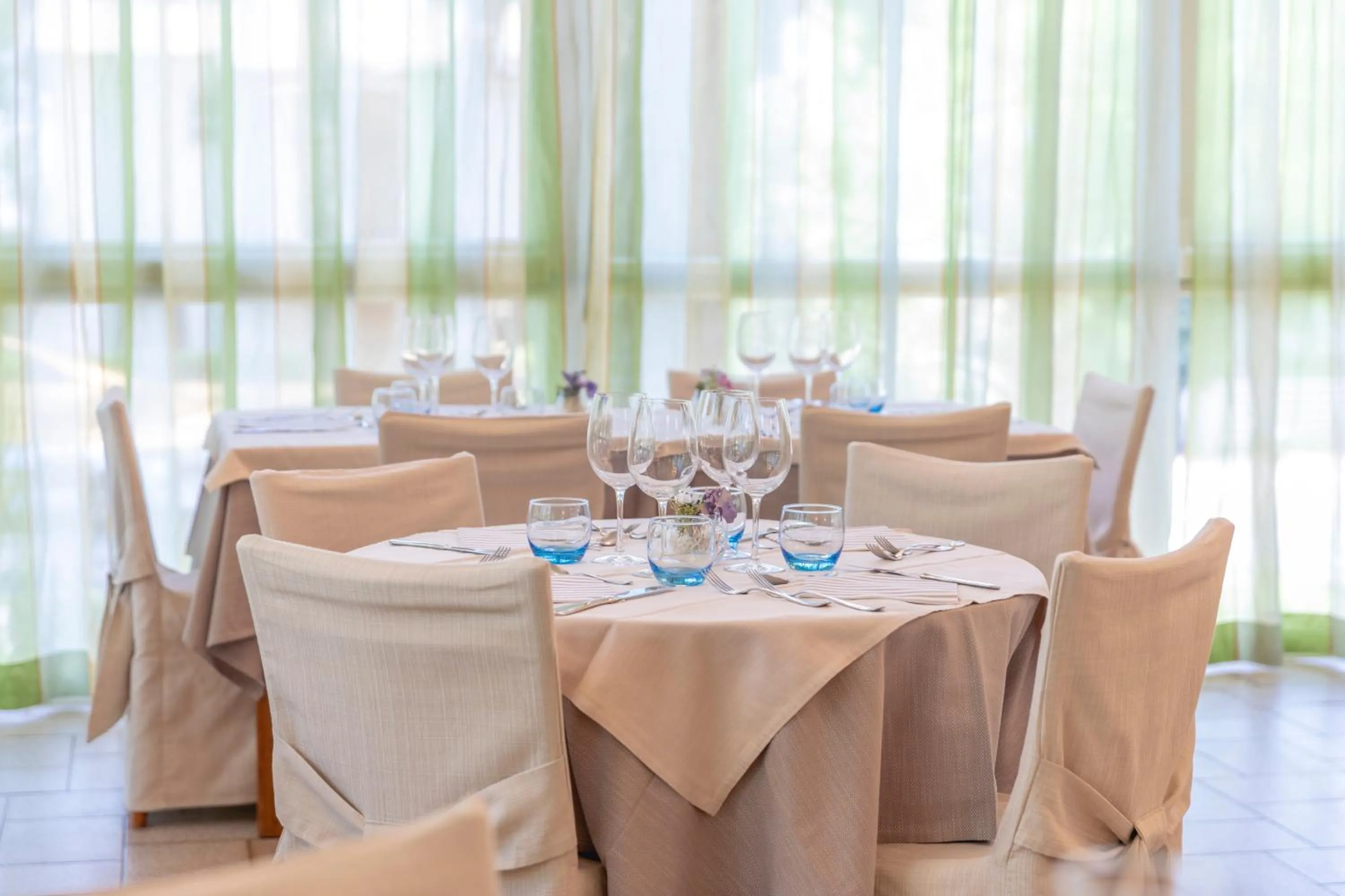 Restaurant/places to eat in Hotel Deborah