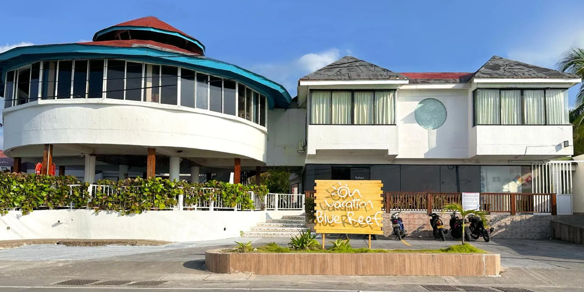 Facade/entrance in Hotel Blue Reef by On vacation