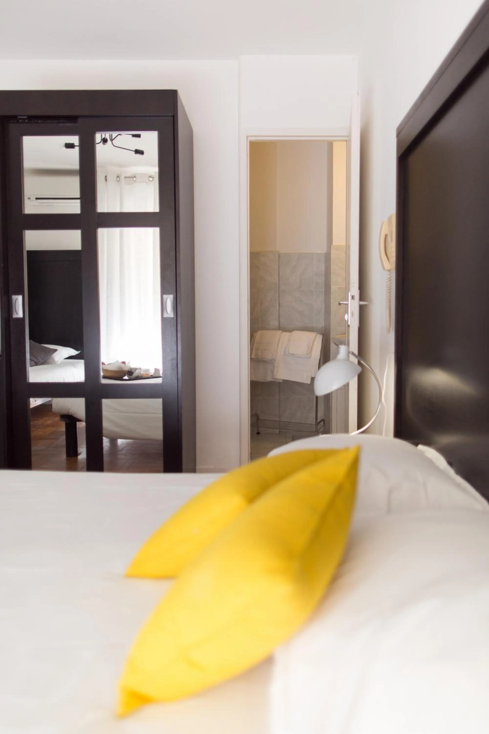 Photo of the whole room in Esperanto