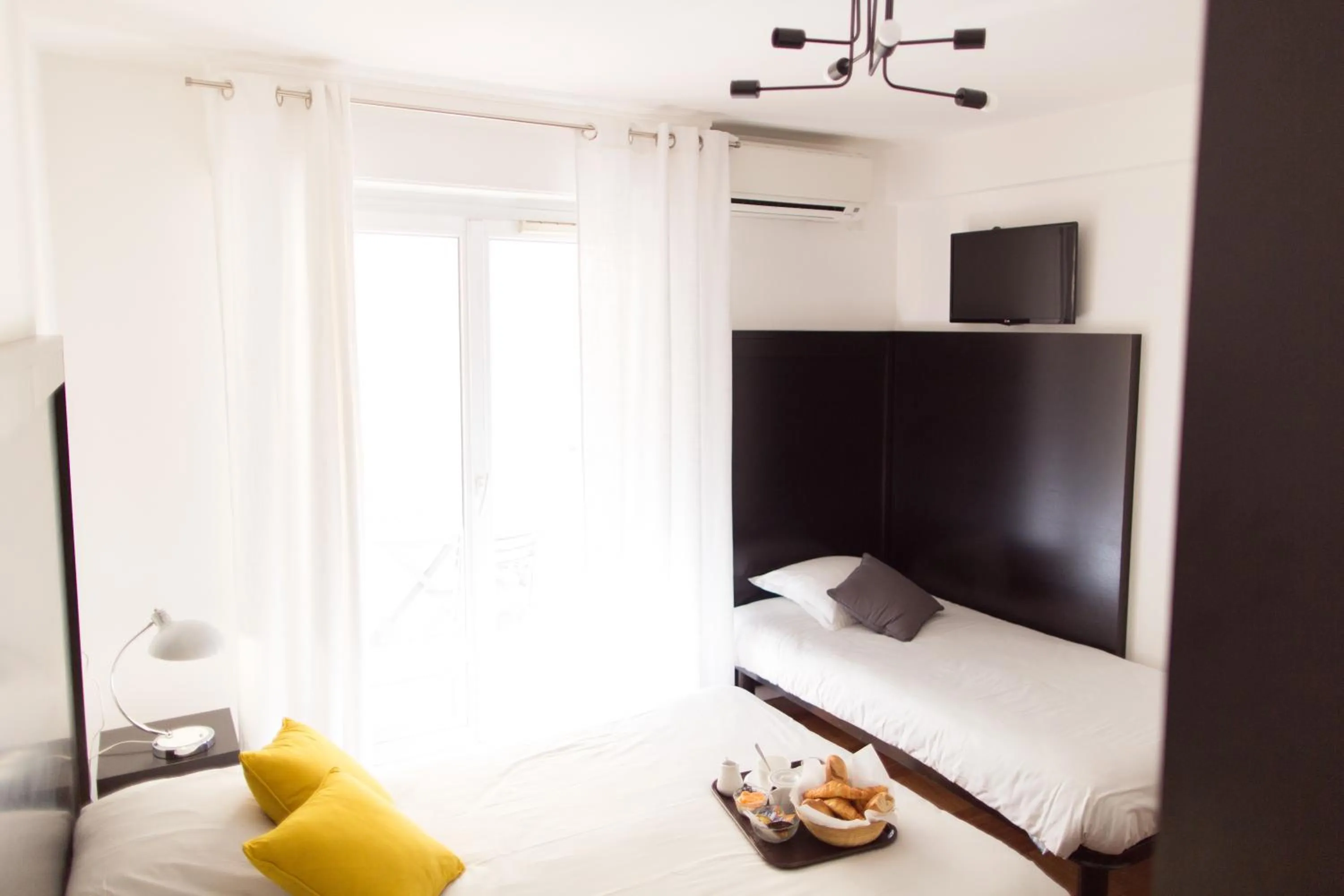 Photo of the whole room in Esperanto