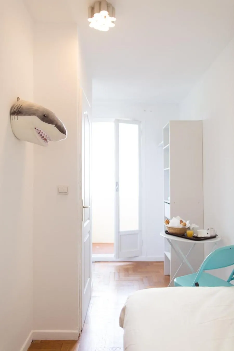 Photo of the whole room in Esperanto