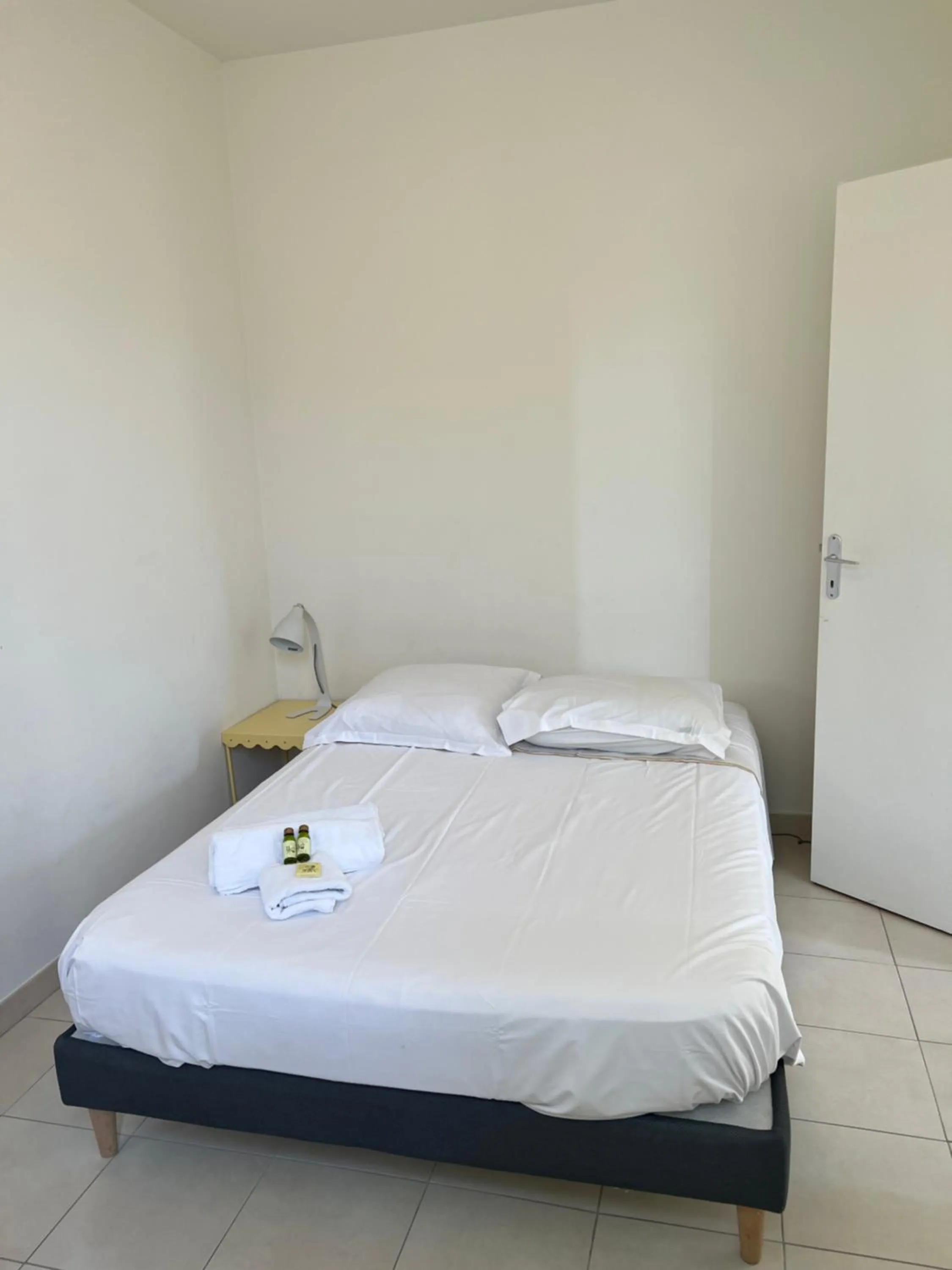 Photo of the whole room in Esperanto