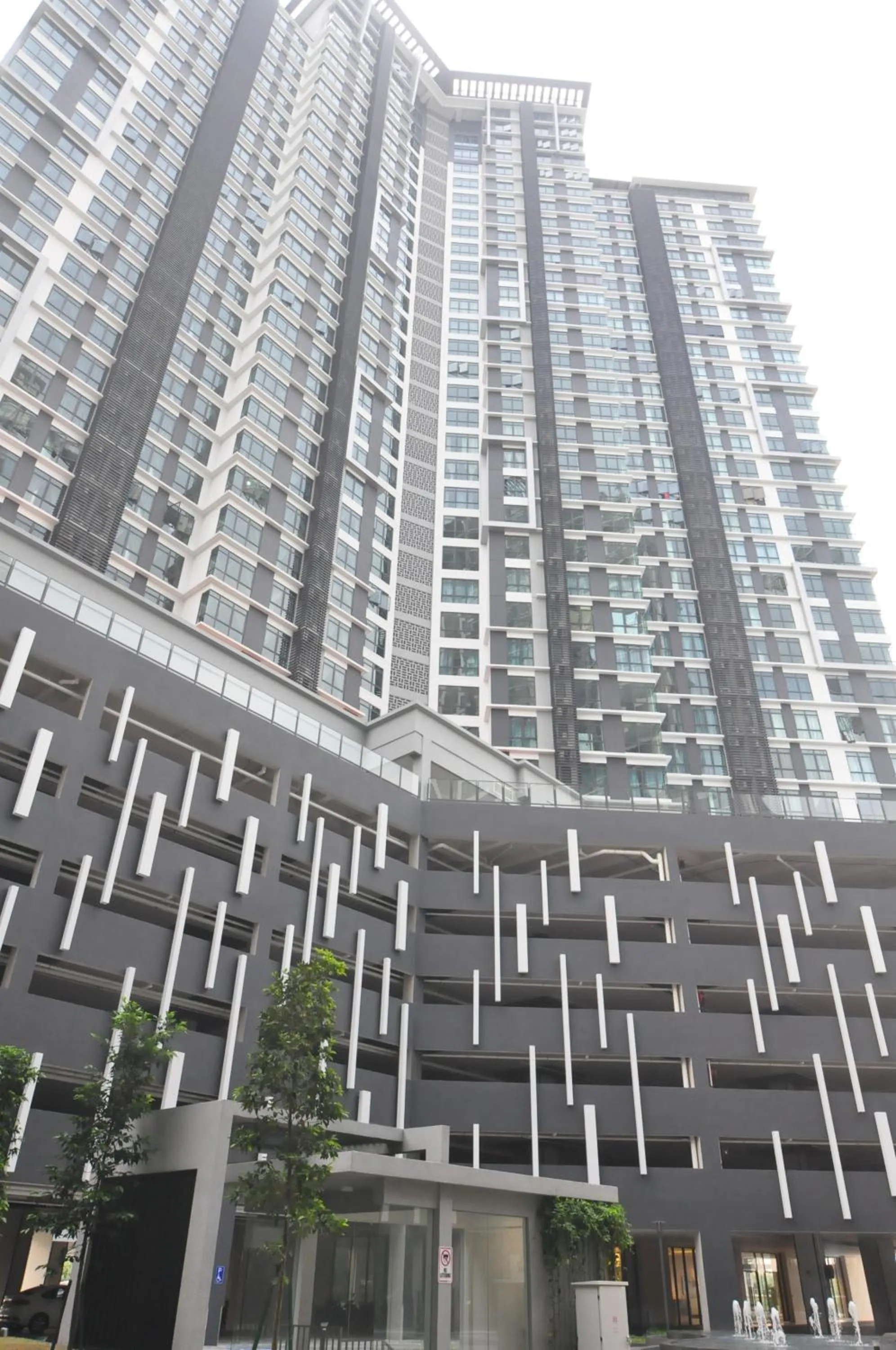 Property building in Kenwingston Square Garden By IdealHub