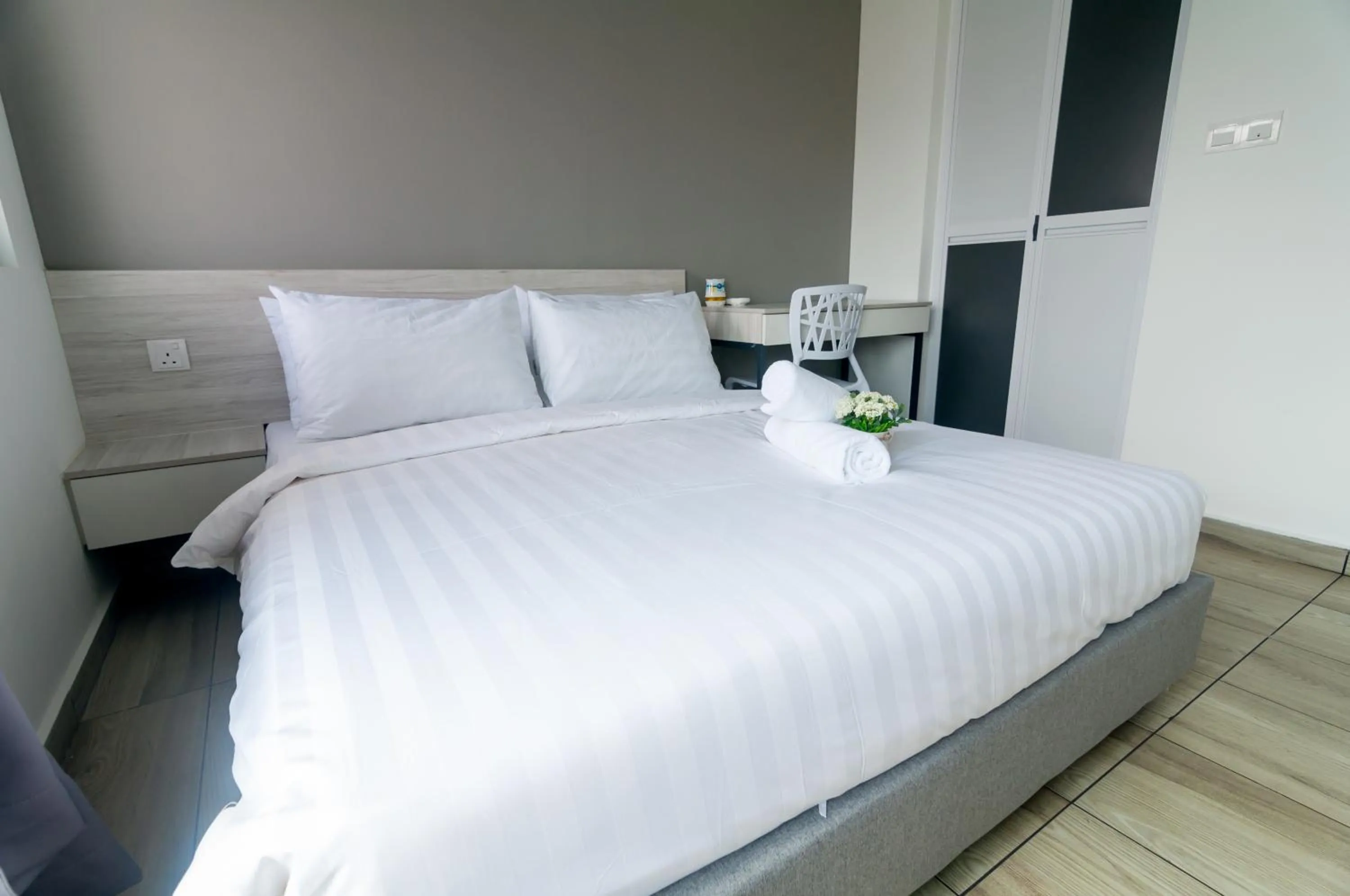 Bed in Kenwingston Square Garden By IdealHub