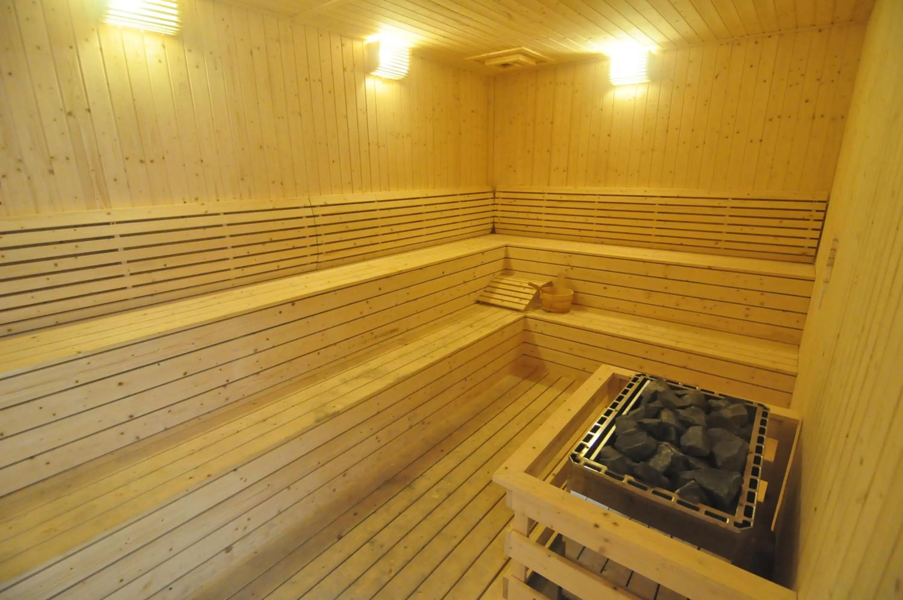 Sauna in Kenwingston Square Garden By IdealHub