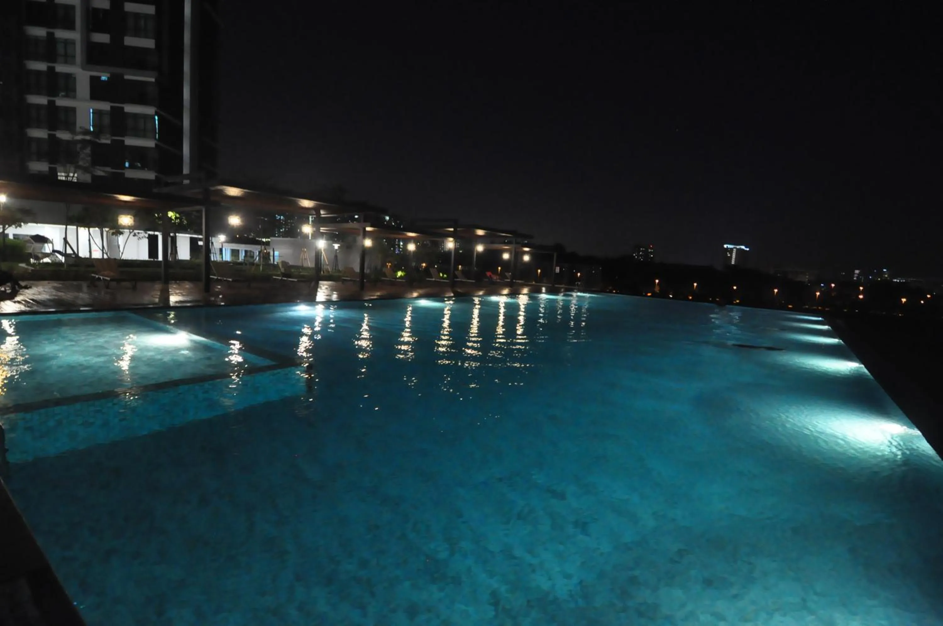 Swimming pool in Kenwingston Square Garden By IdealHub