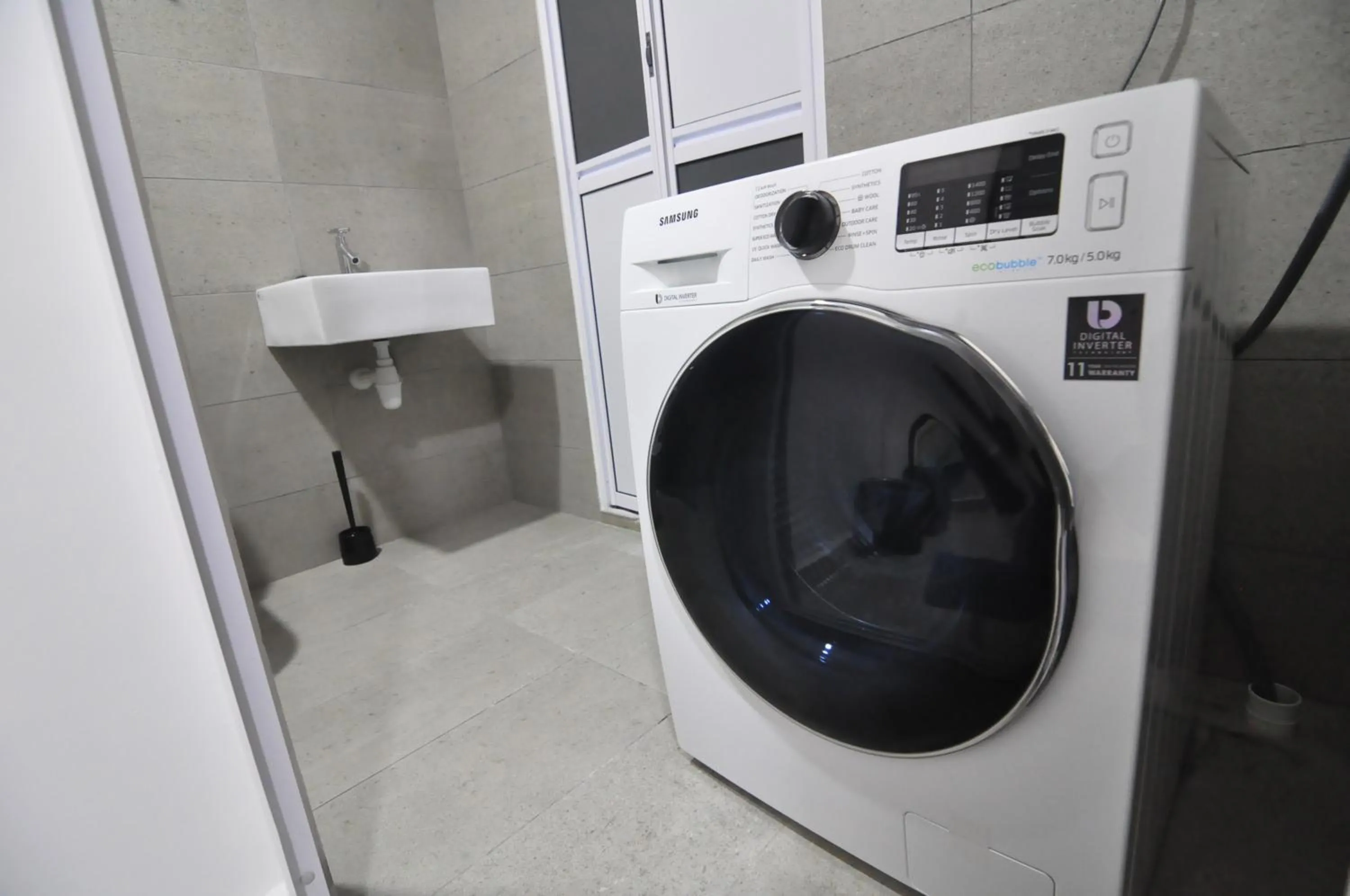 Kenwingston Square Garden By IdealHub