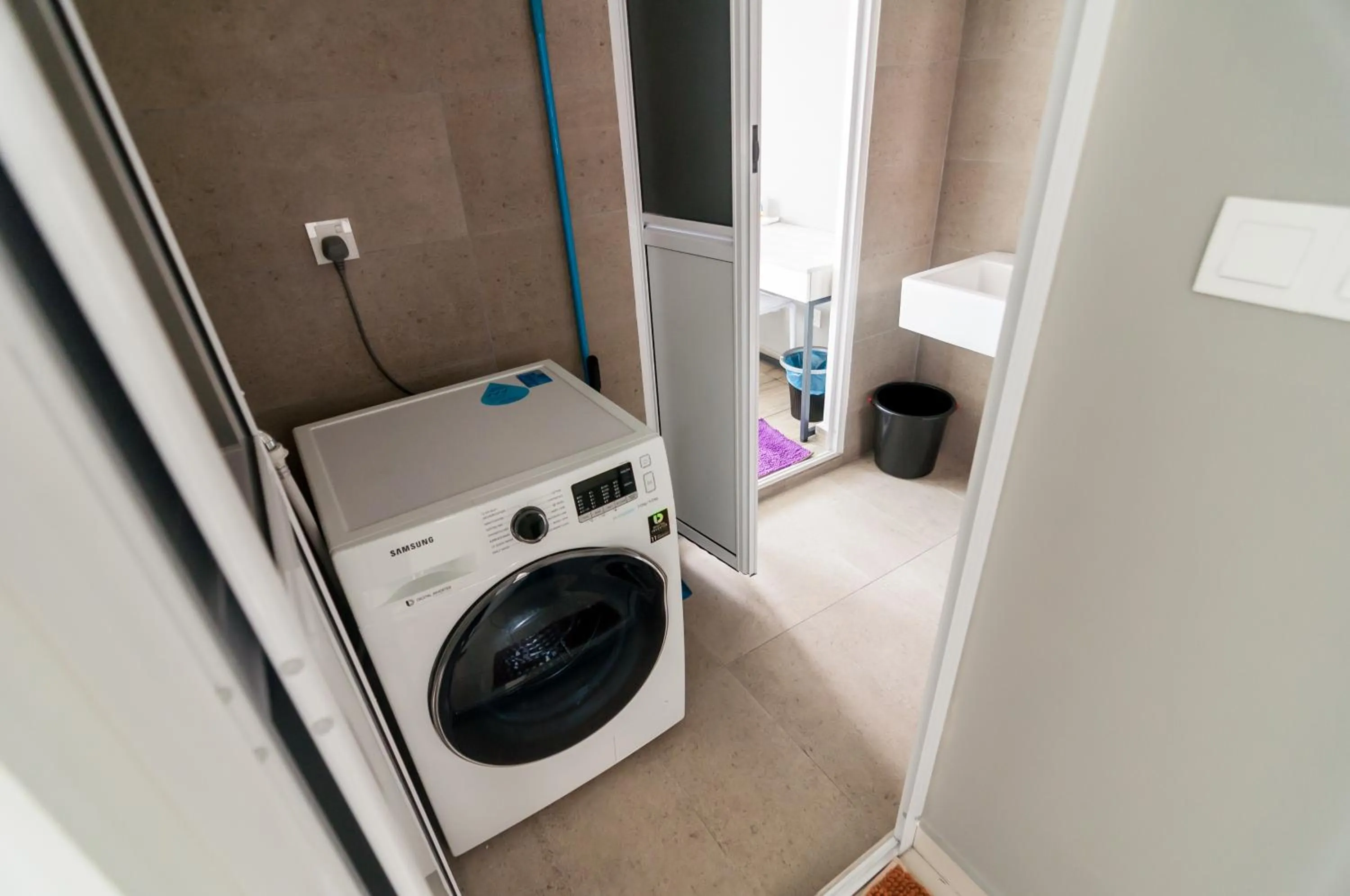 Kenwingston Square Garden By IdealHub