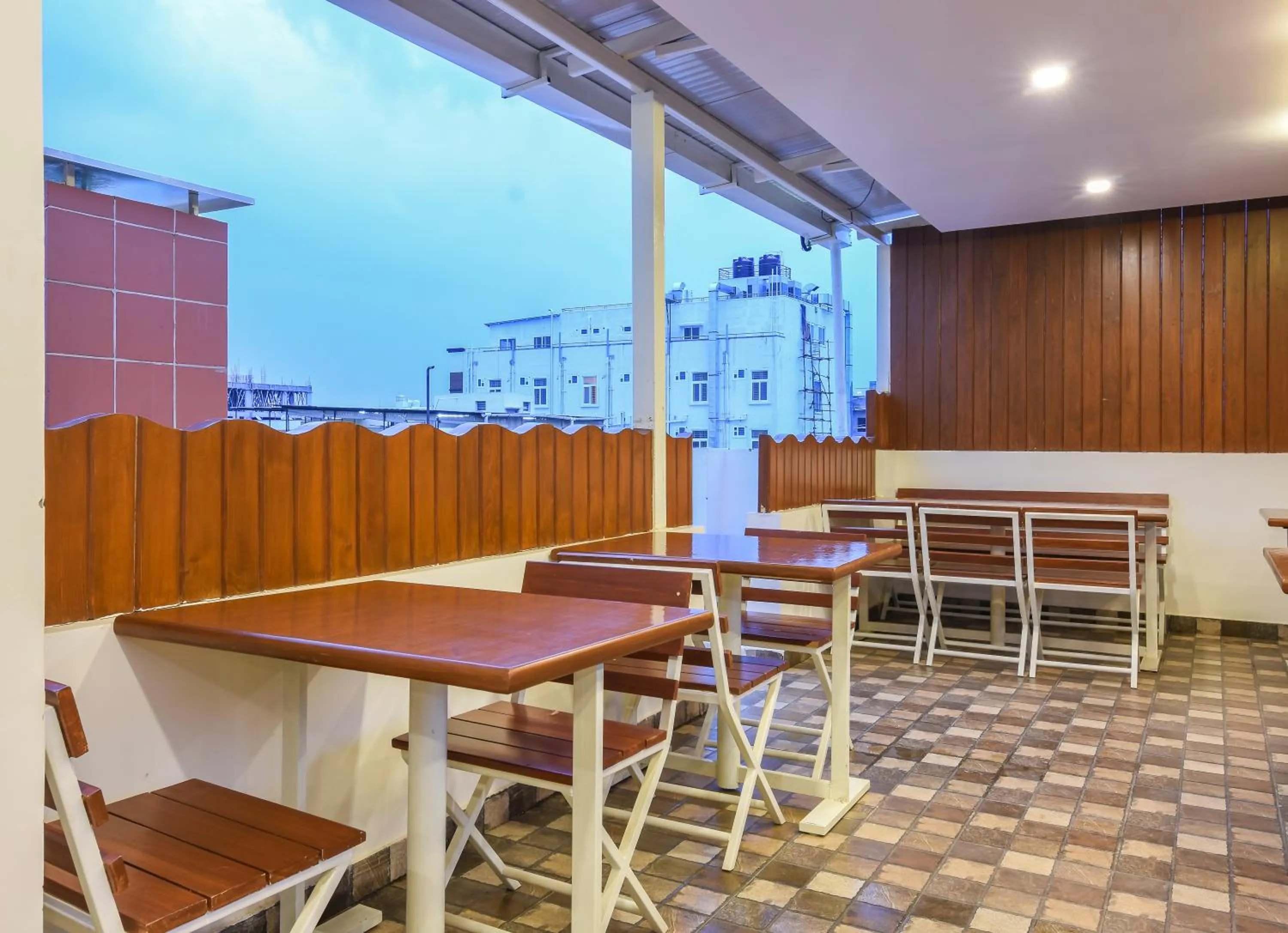 Restaurant/places to eat in Kensington Suites