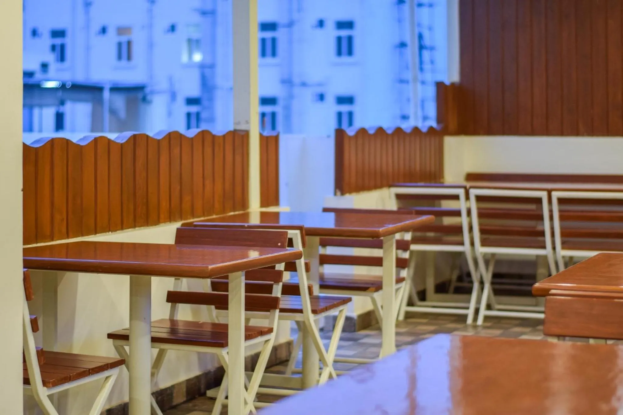 Restaurant/places to eat in Kensington Suites