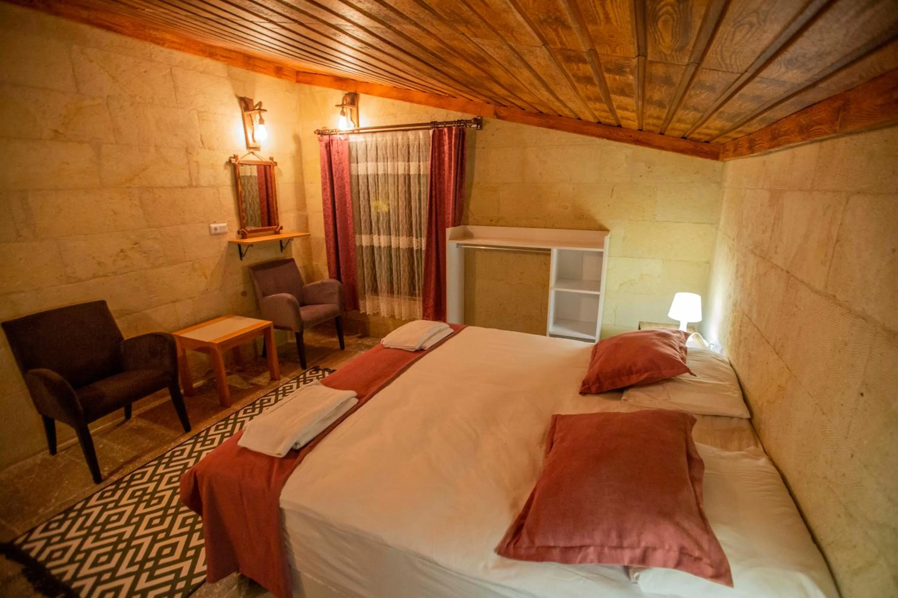 Shower, Bed in Capiedra Hotel