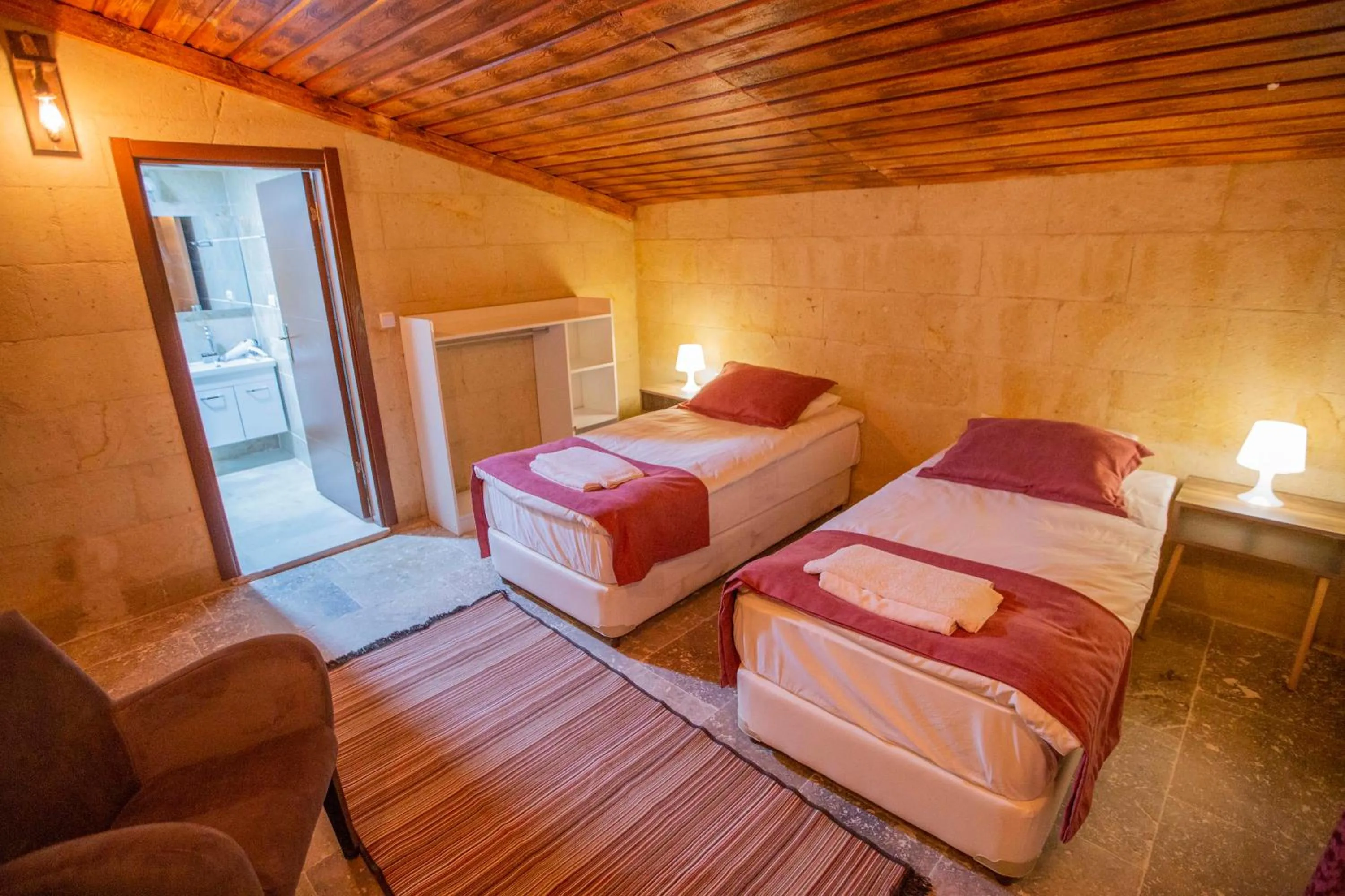 Shower, Bed in Capiedra Hotel