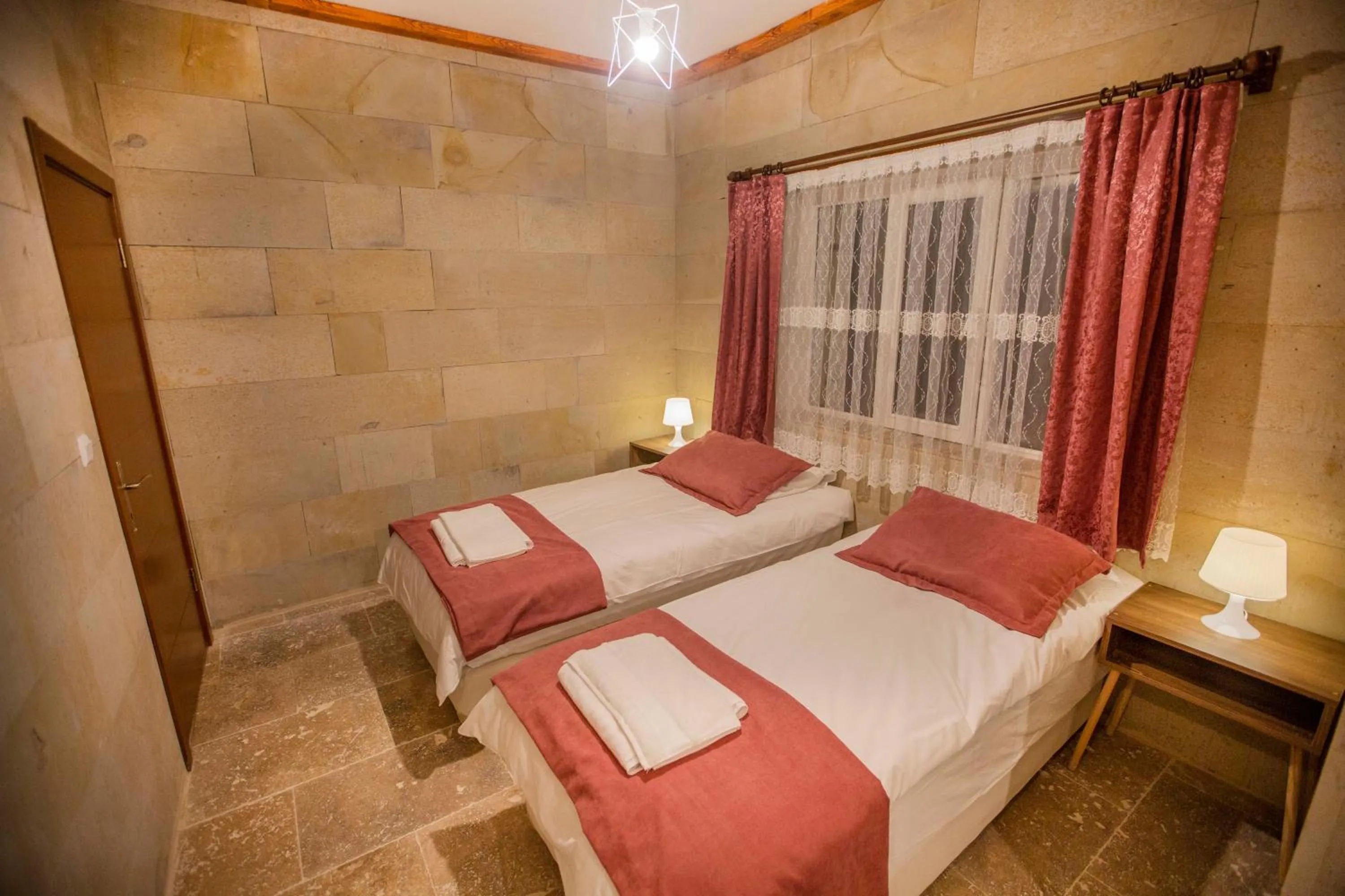 Shower, Bed in Capiedra Hotel