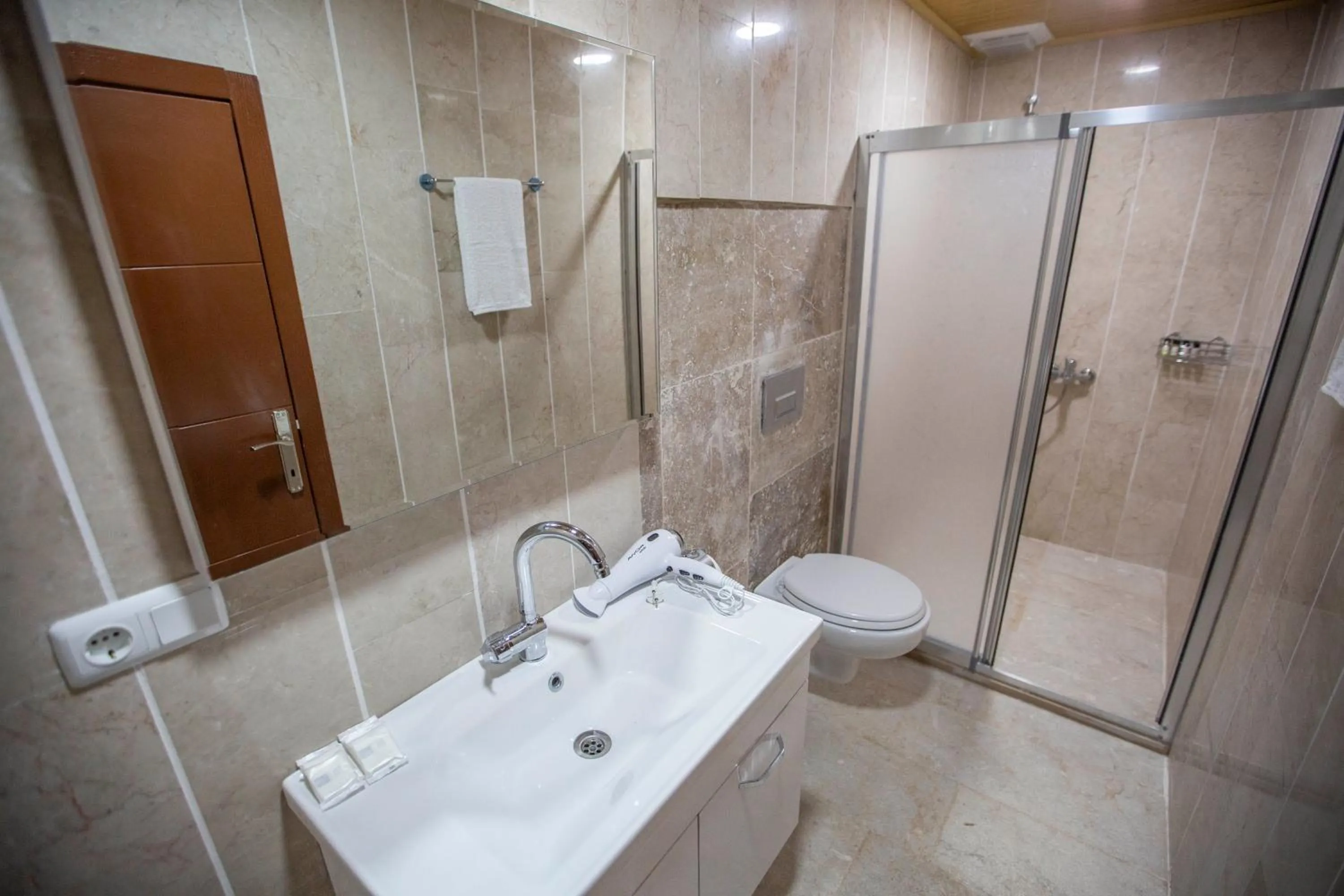 Shower in Capiedra Hotel