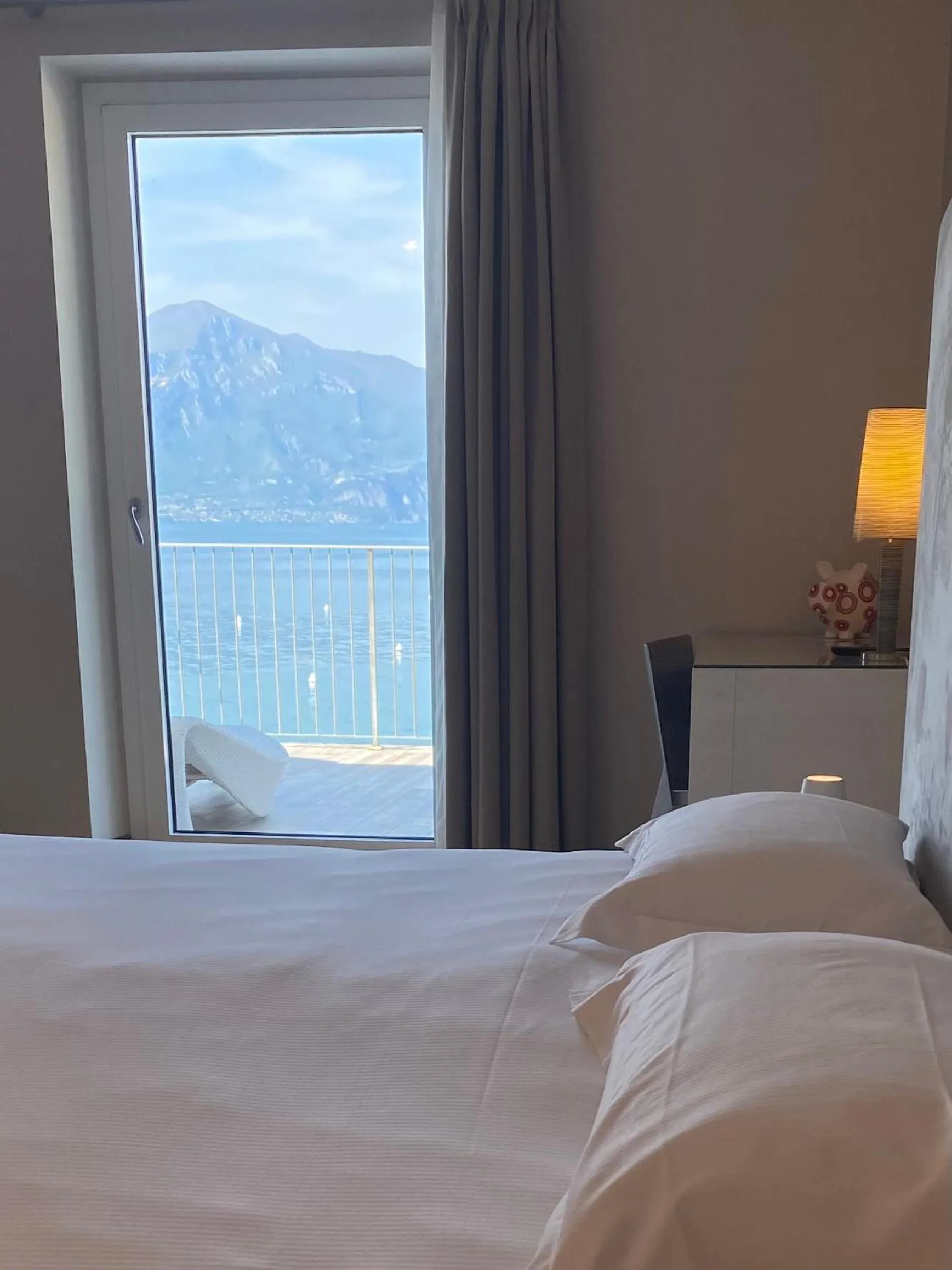Lake view, Bed in Hotel Baia dei Pini