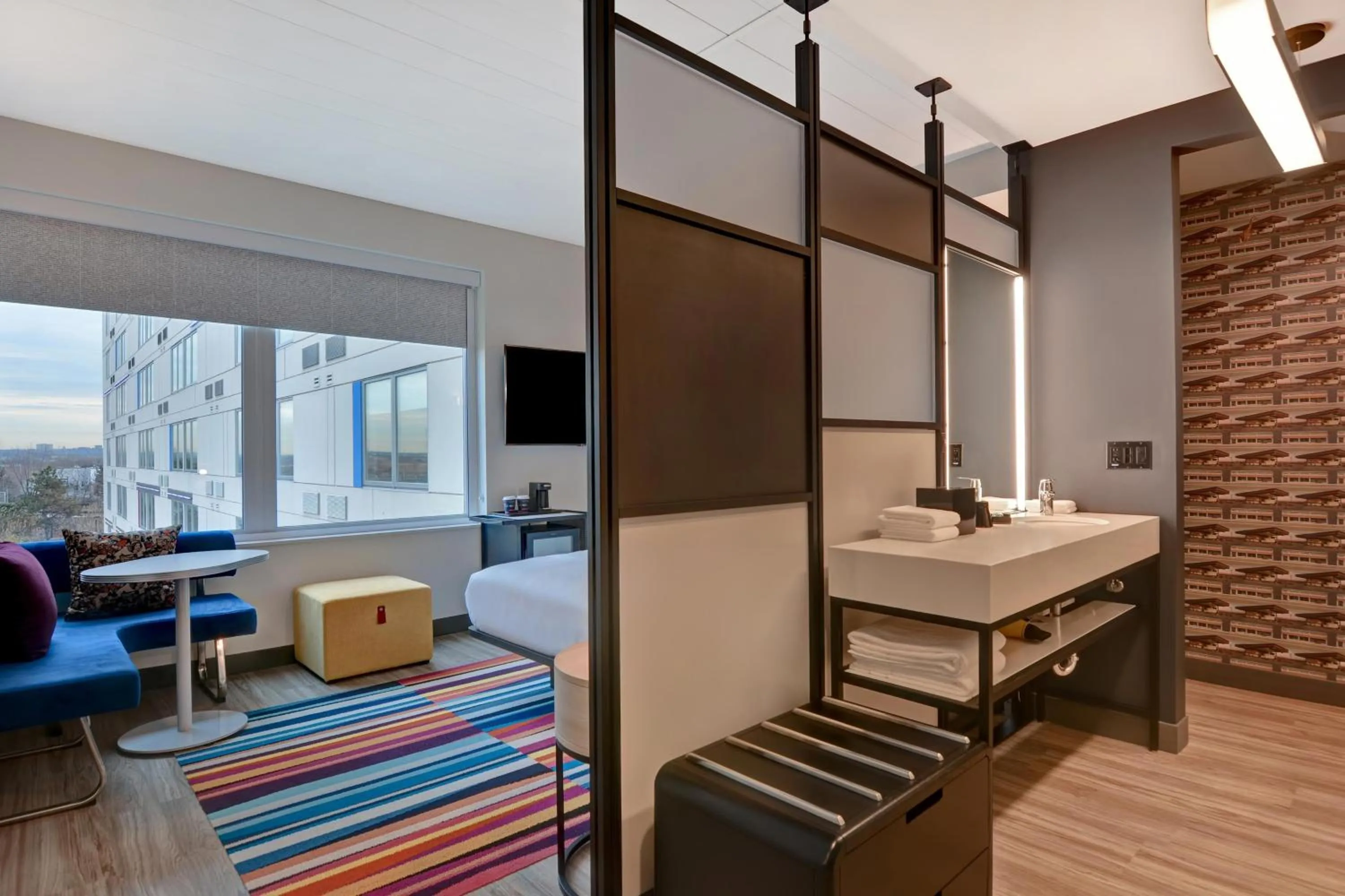 Photo of the whole room in Aloft Secaucus Meadowlands