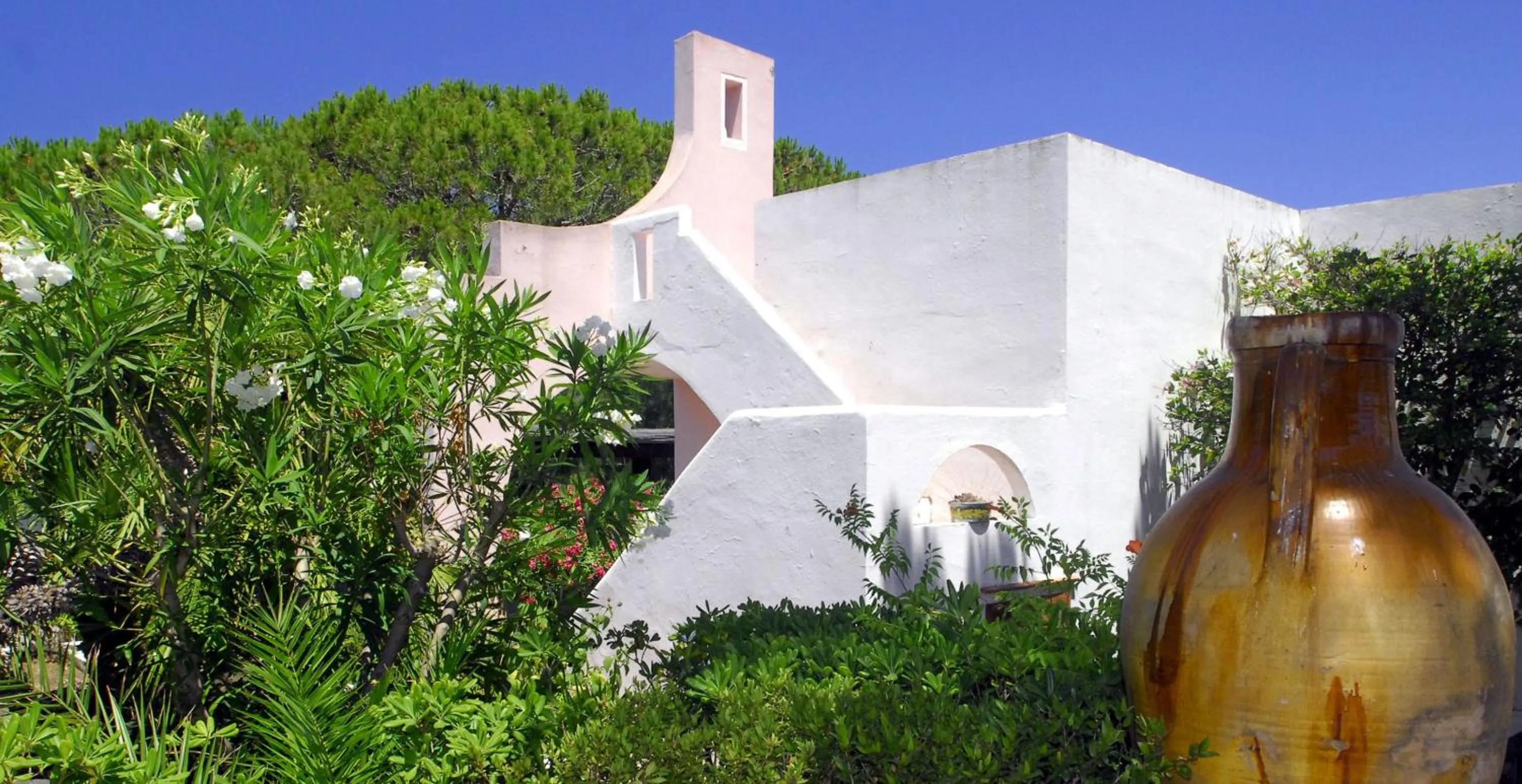 Property building in Villa Saracina