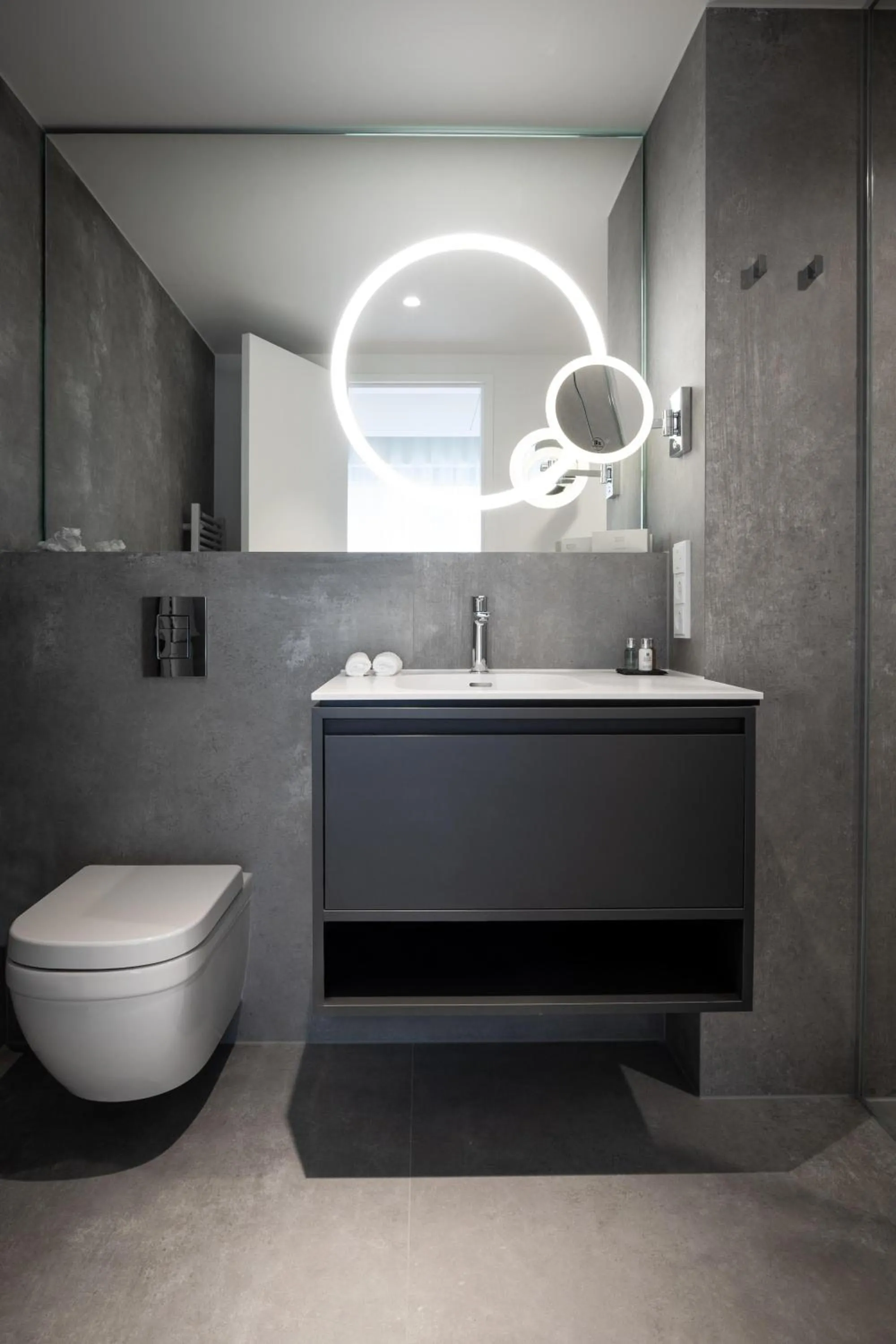 Toilet in KPM Hotel & Residences Berlin, a Member of Design Hotels