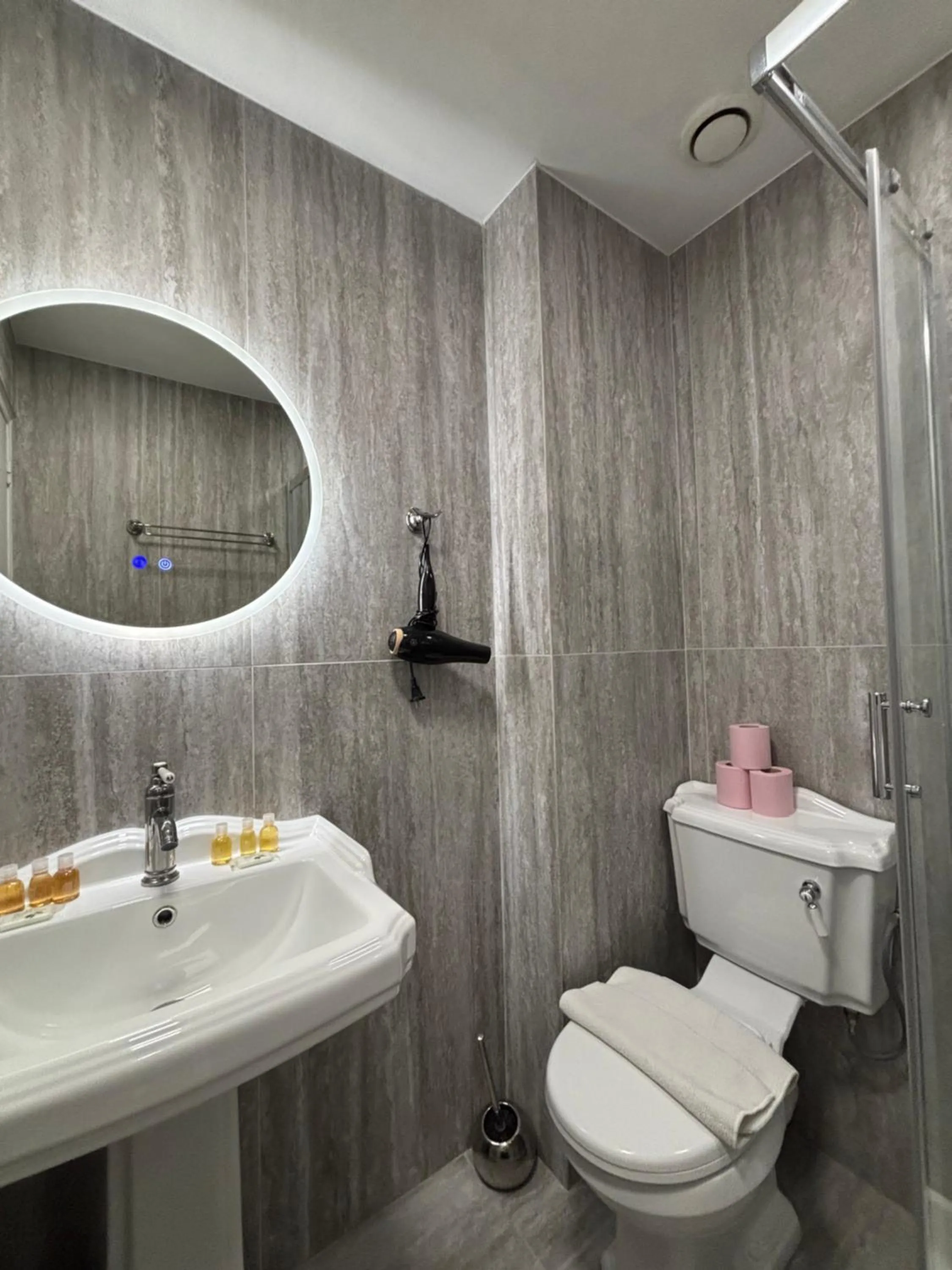 Shower in Hotel de Berne