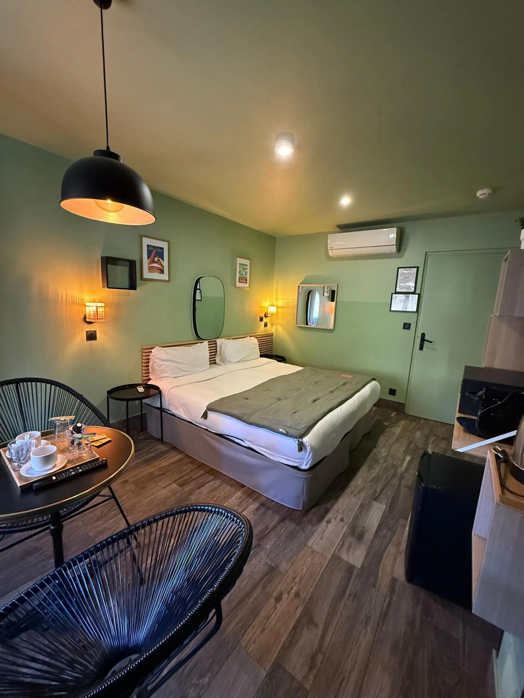 Photo of the whole room, Bed in Hotel de Berne