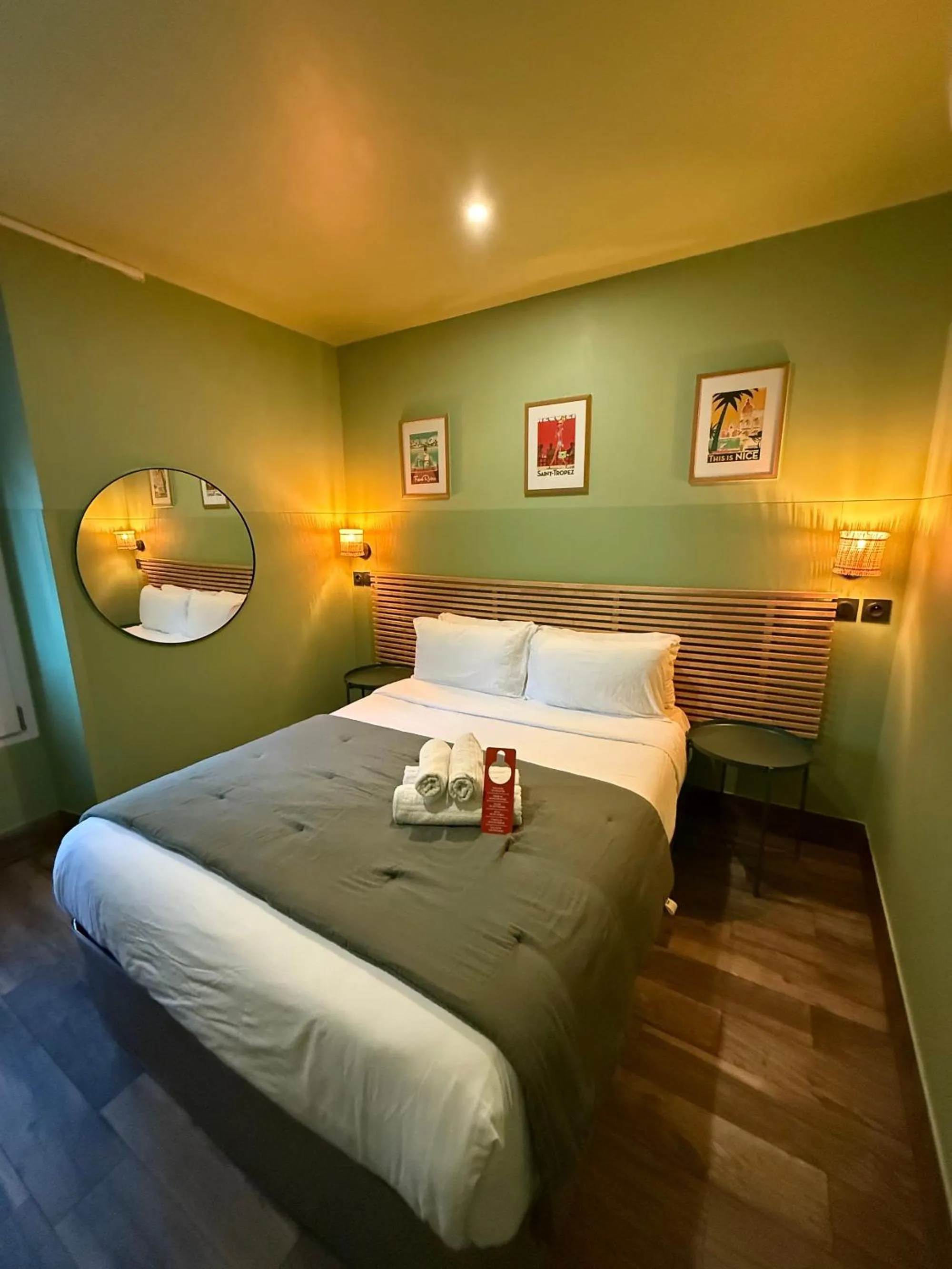 Photo of the whole room, Bed in Hotel de Berne