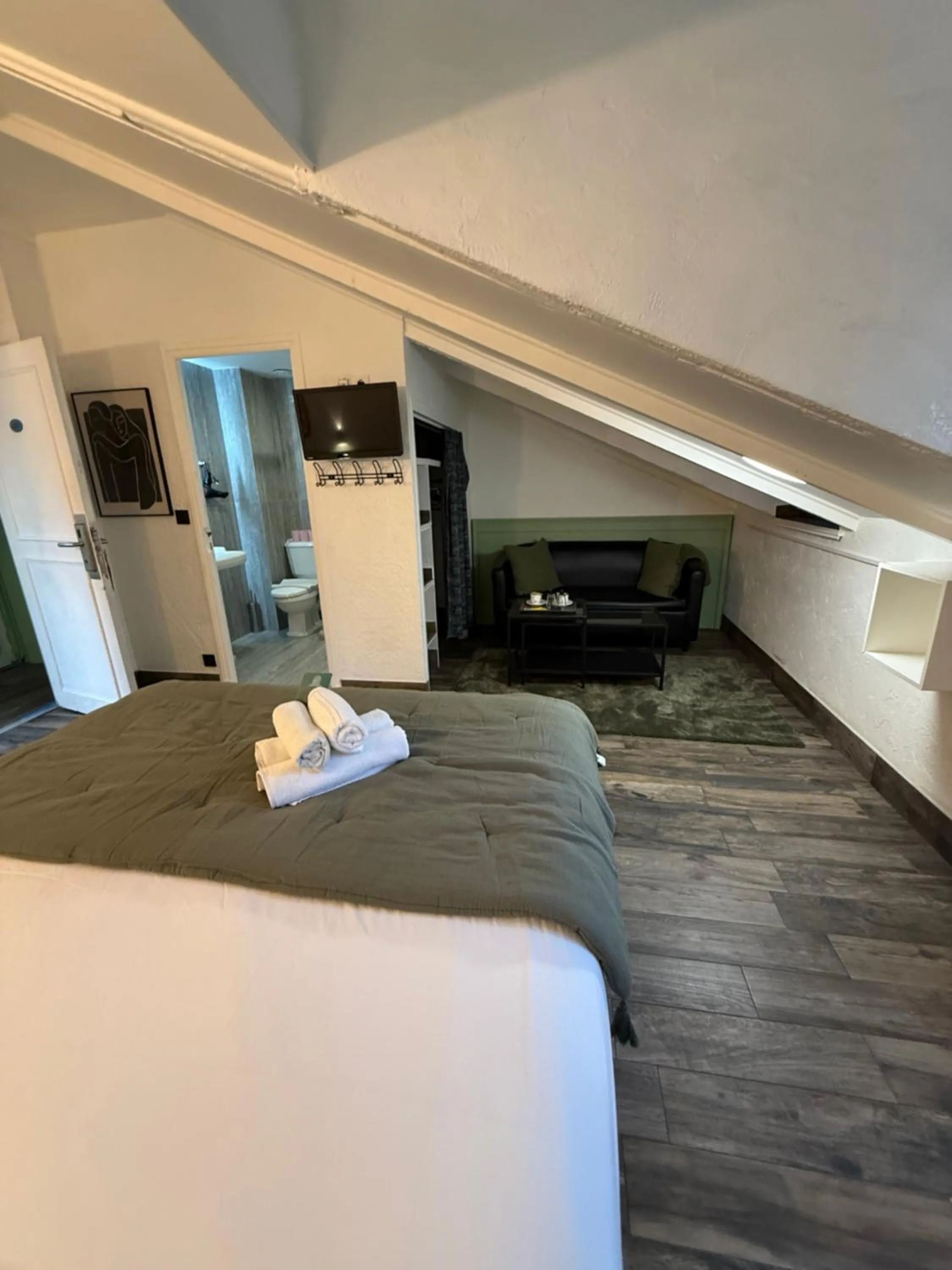 Living room, Bed in Hotel de Berne