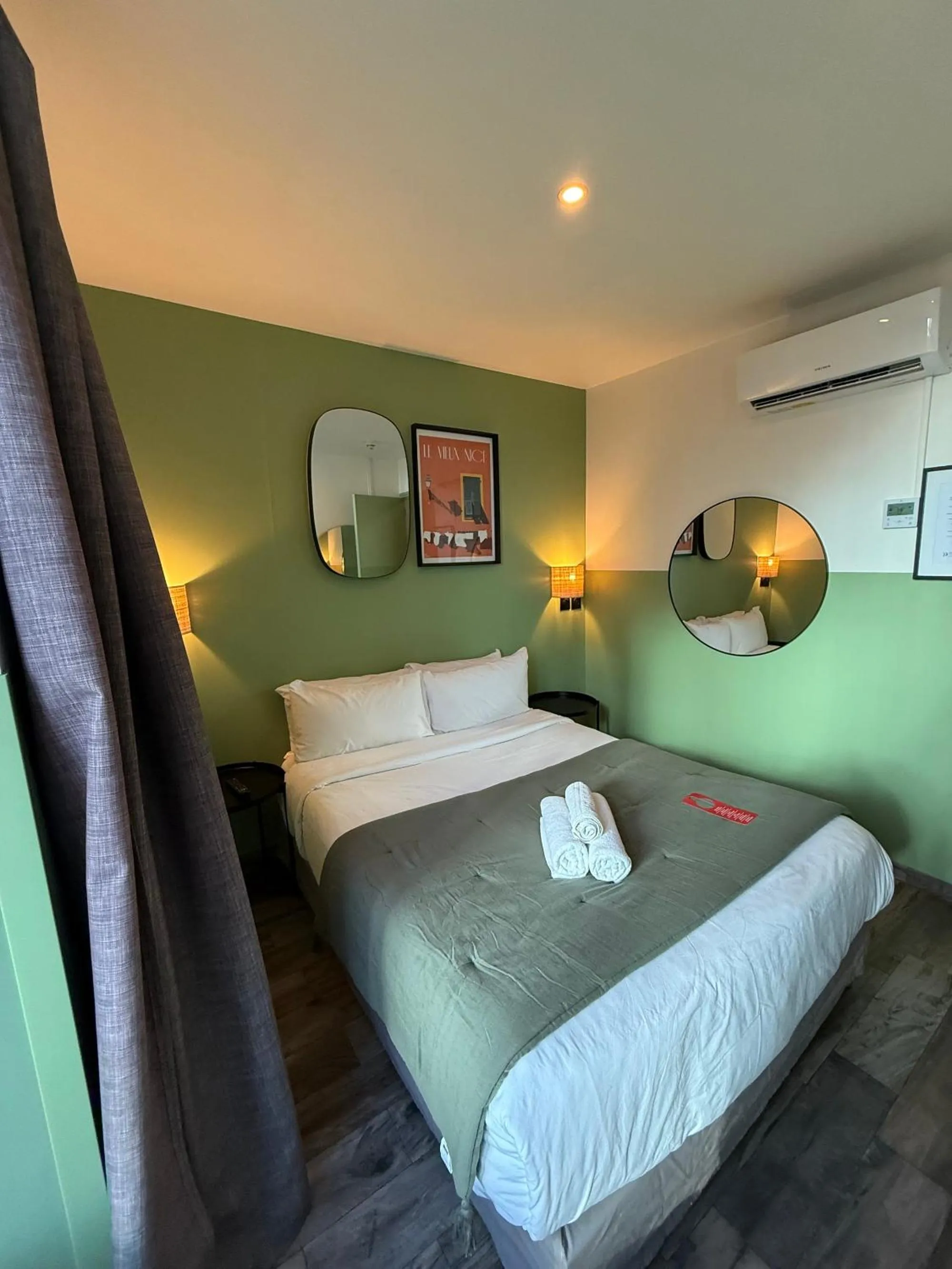 Photo of the whole room, Bed in Hotel de Berne