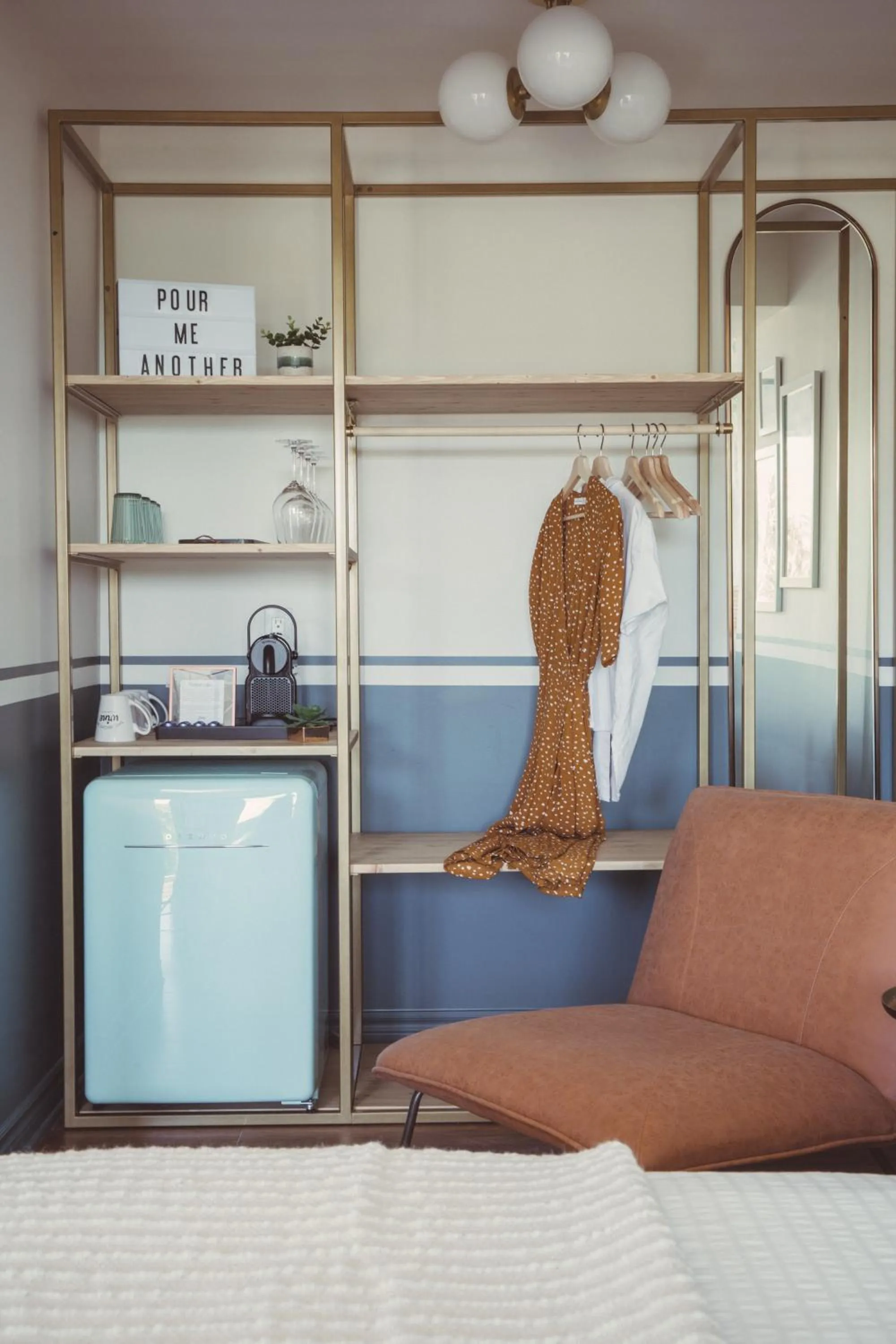 Coffee/tea facilities, Bed in The June Motel, Prince Edward County