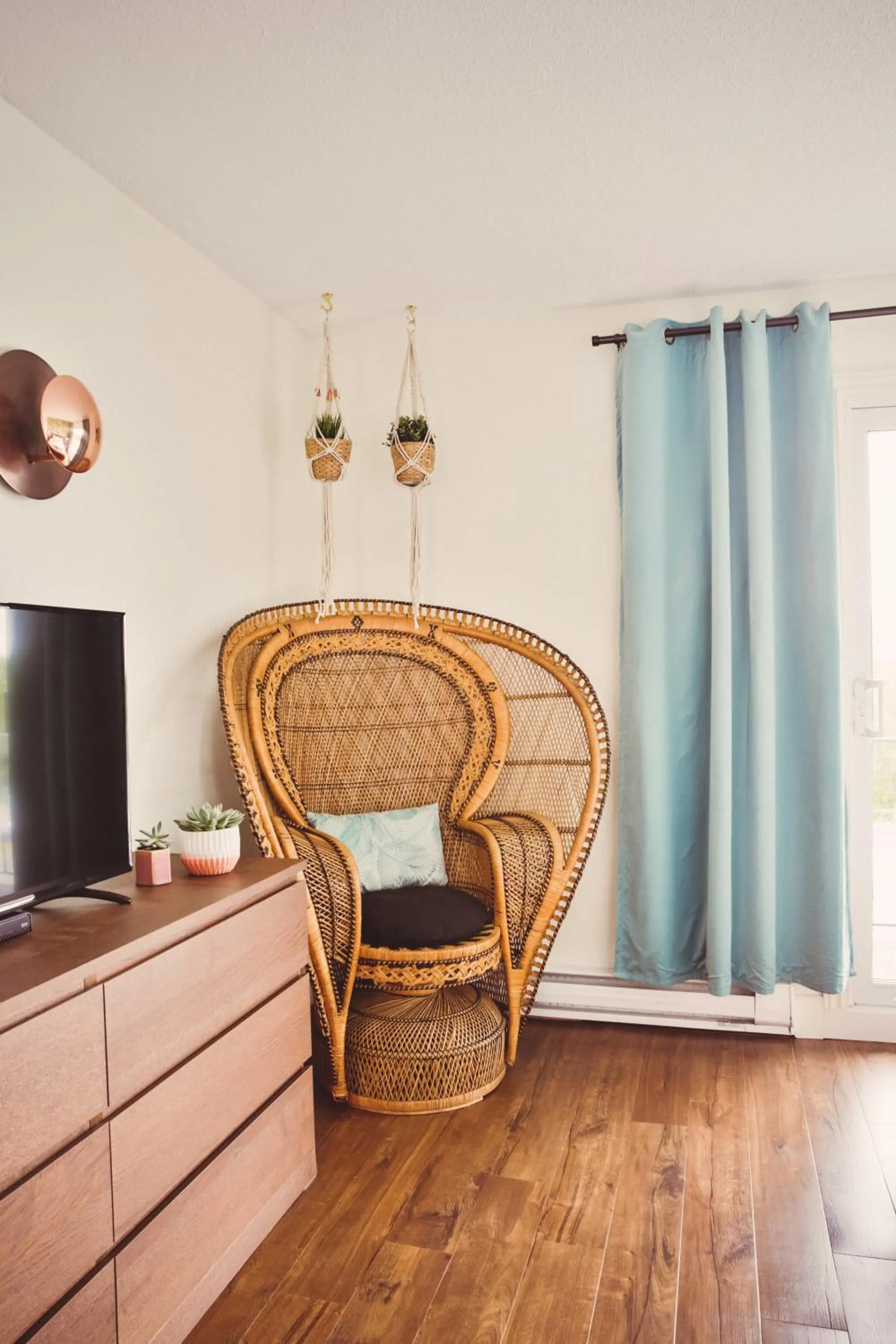 Living room in The June Motel, Prince Edward County