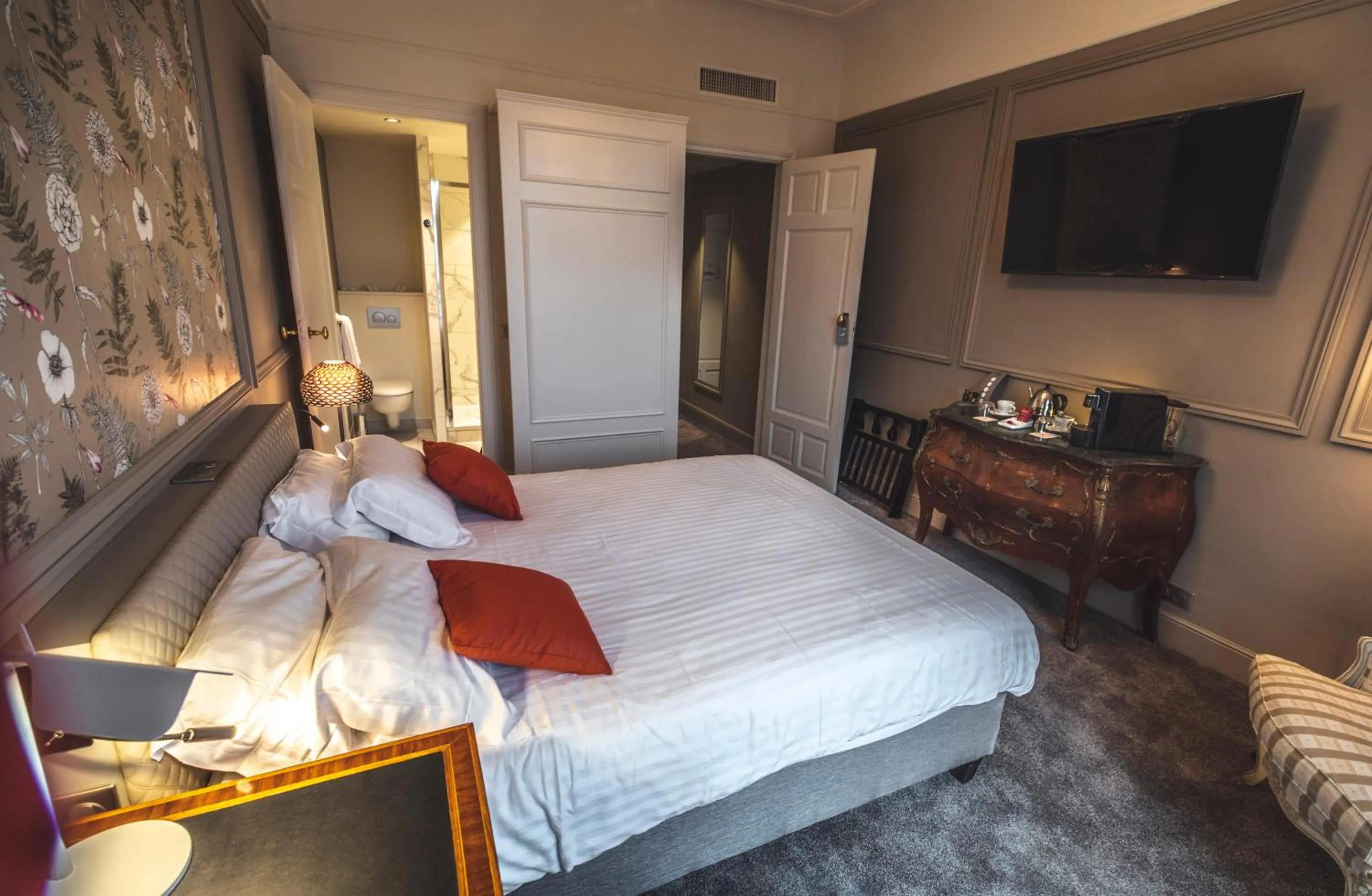 Bed in Grand Hotel Bellevue - Grand Place