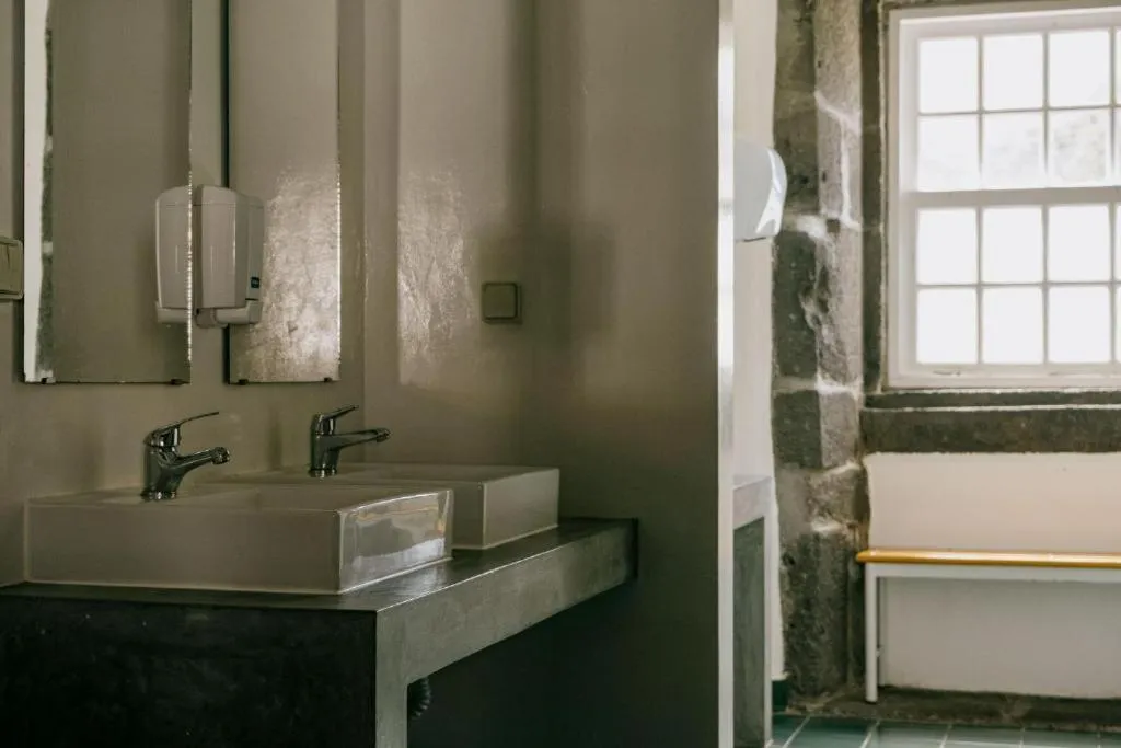 Bathroom in Azores Youth Hostels - Pico