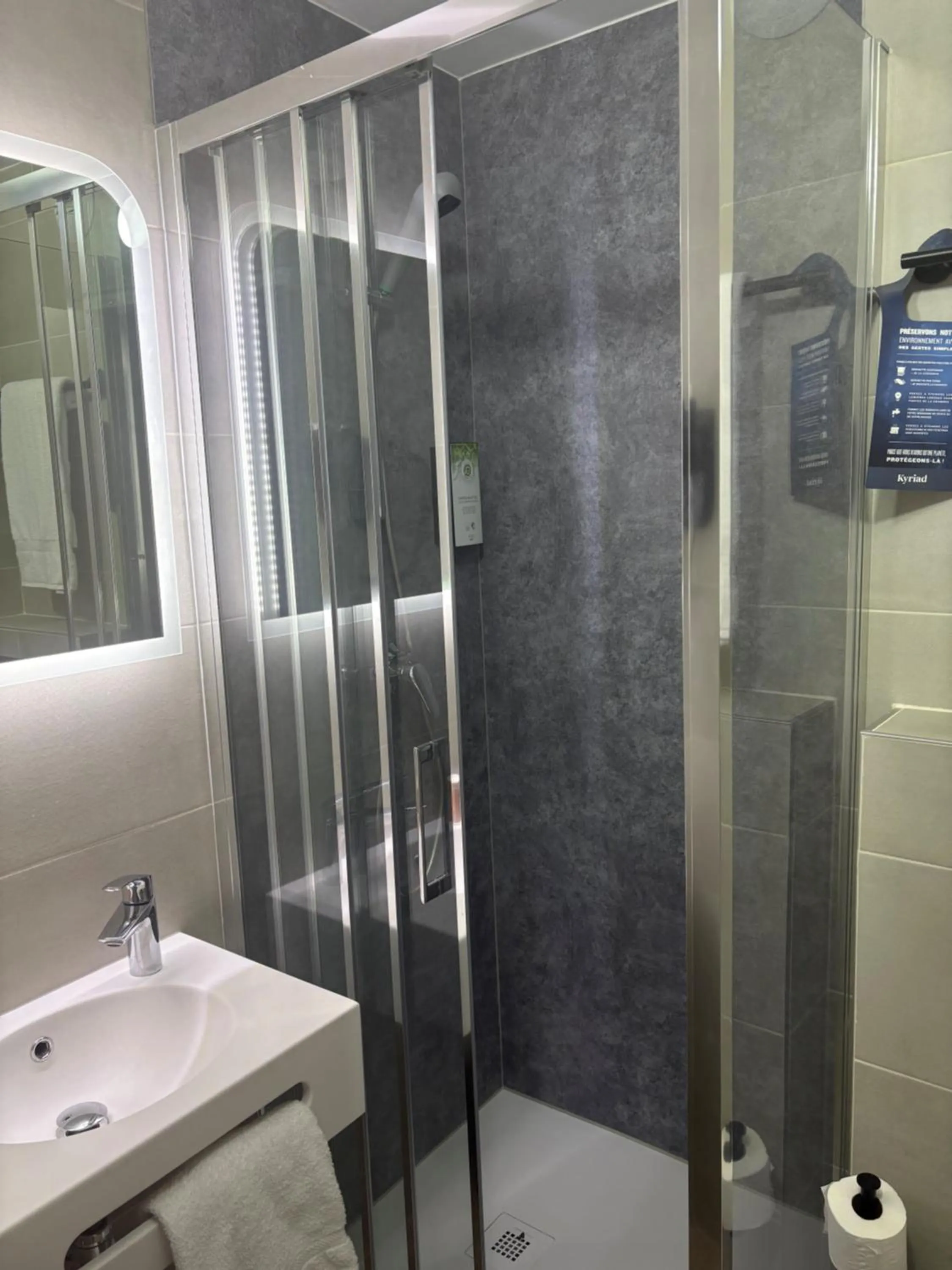 Shower in Kyriad Lille Gare - Grand Palais