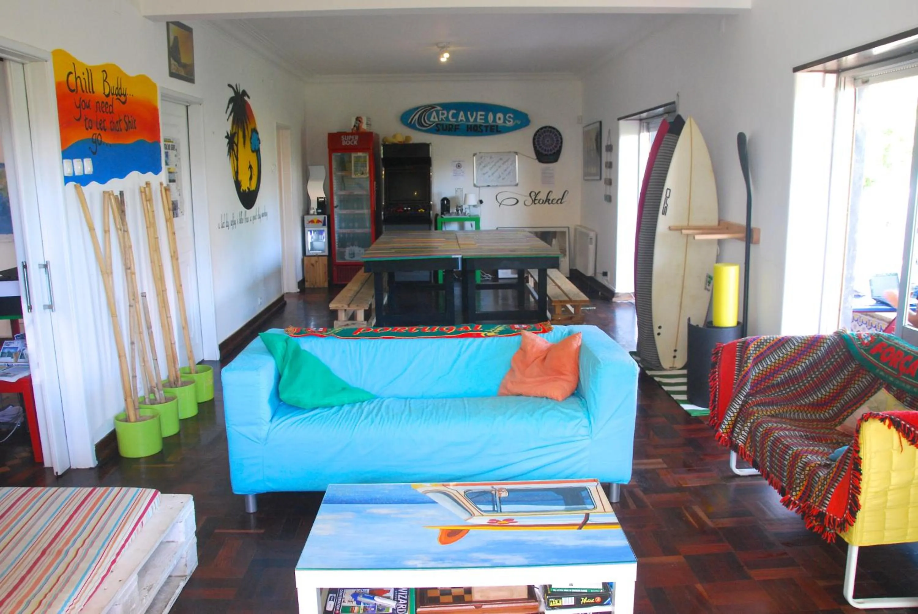 Seating area in Carcavelos Surf Hostel Beach