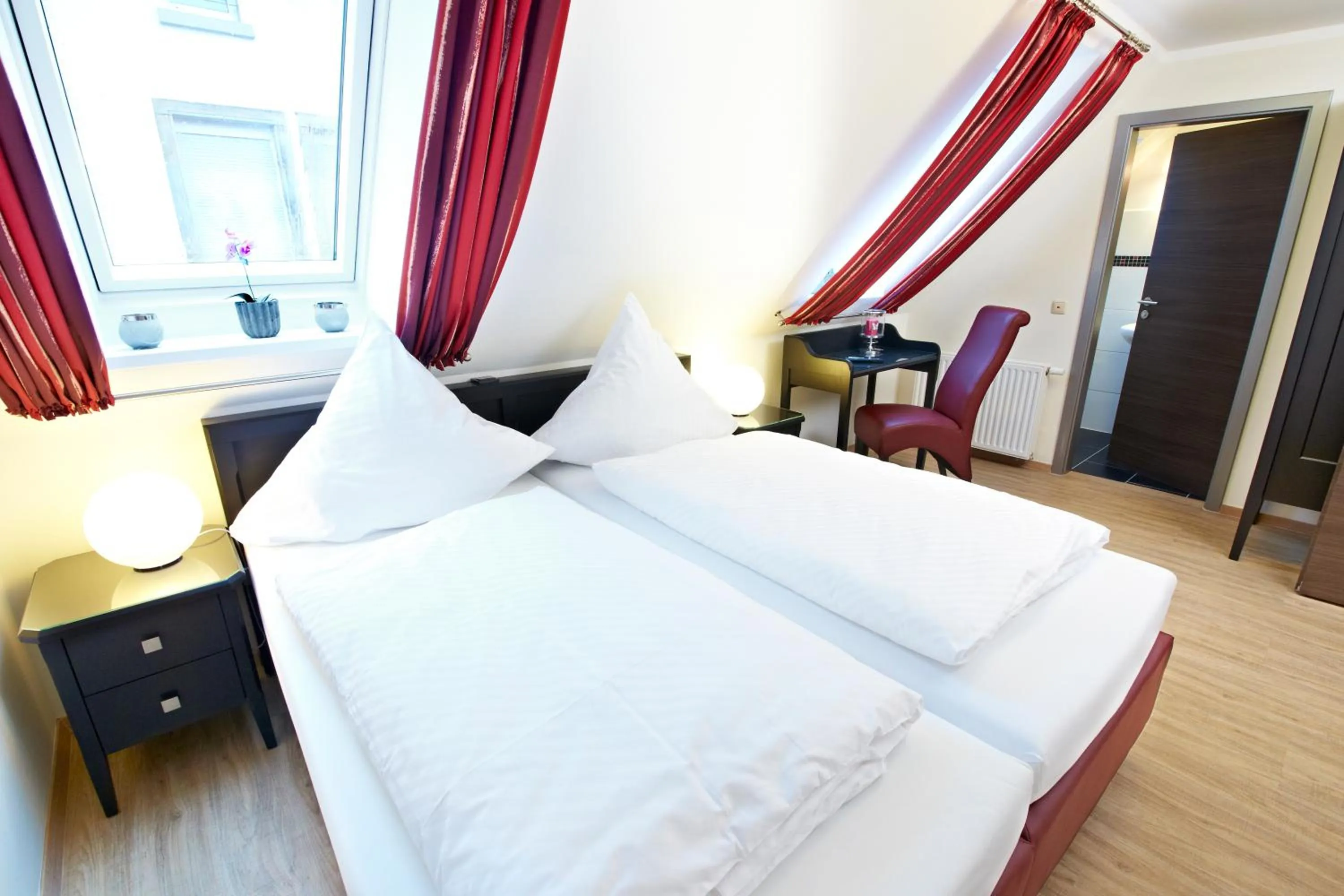 Photo of the whole room, Bed in Hotel Altes Gasthaus Schröer
