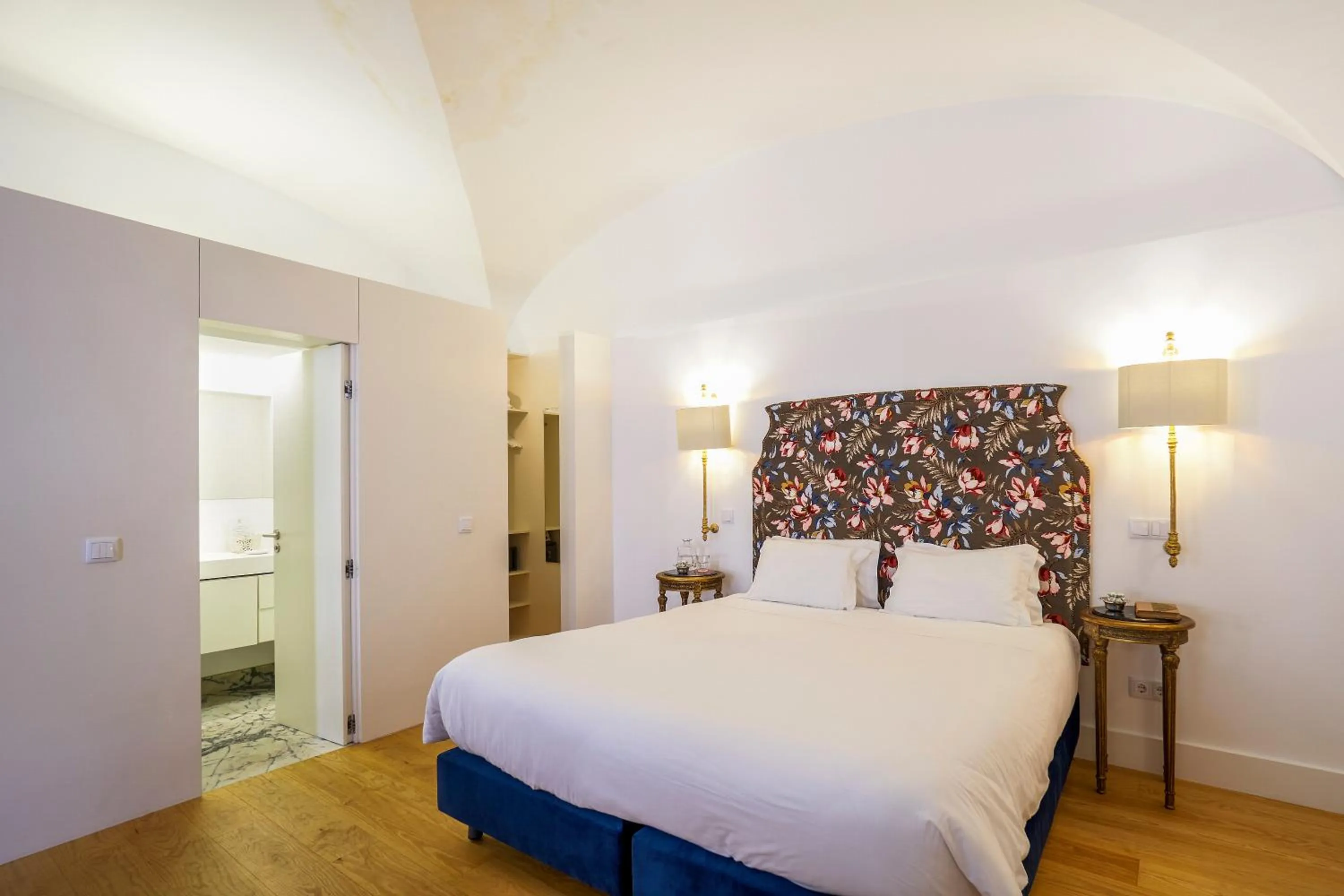 Shower, Bed in Residentas Apostolos