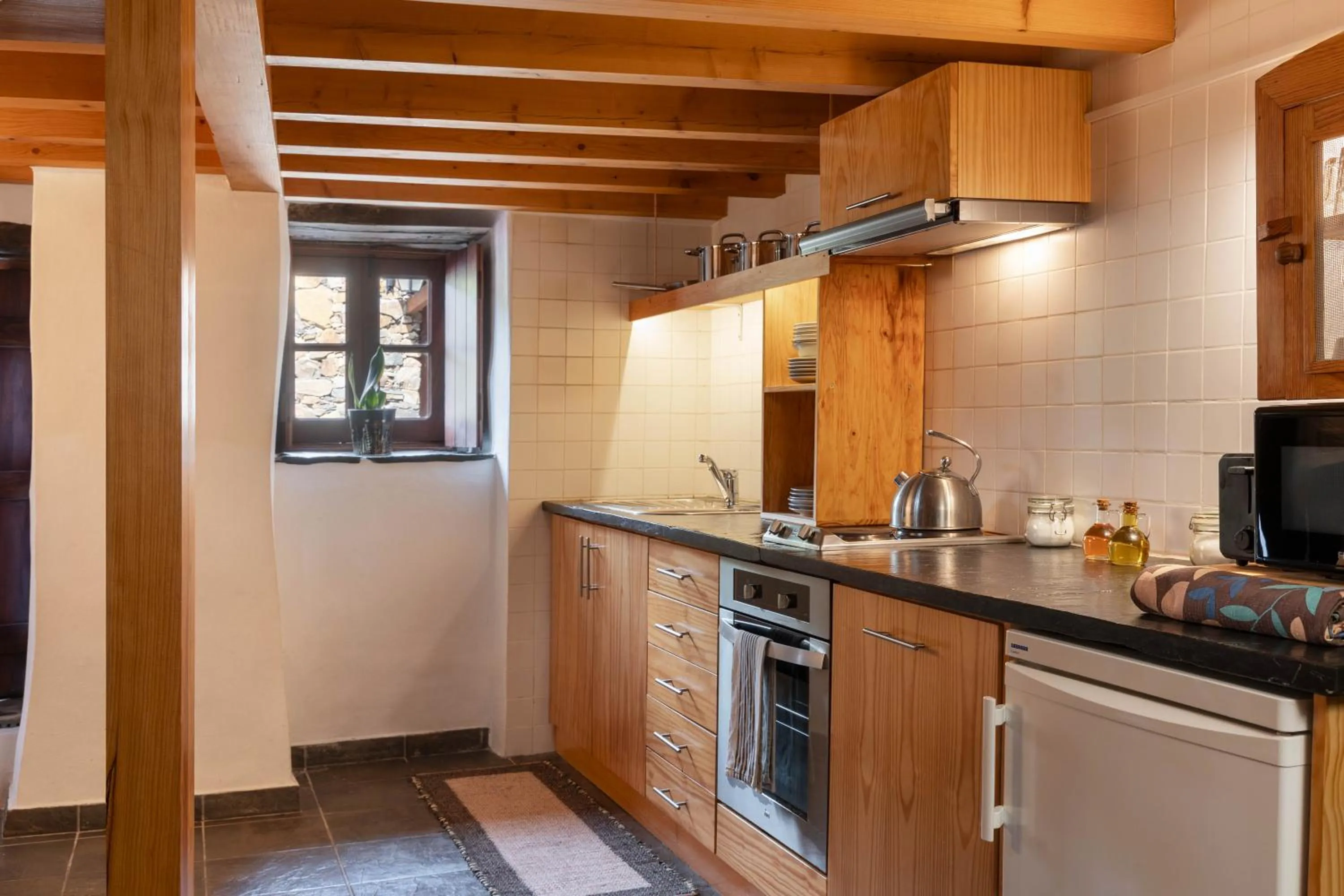 Kitchen or kitchenette in Cerdeira - Home for Creativity