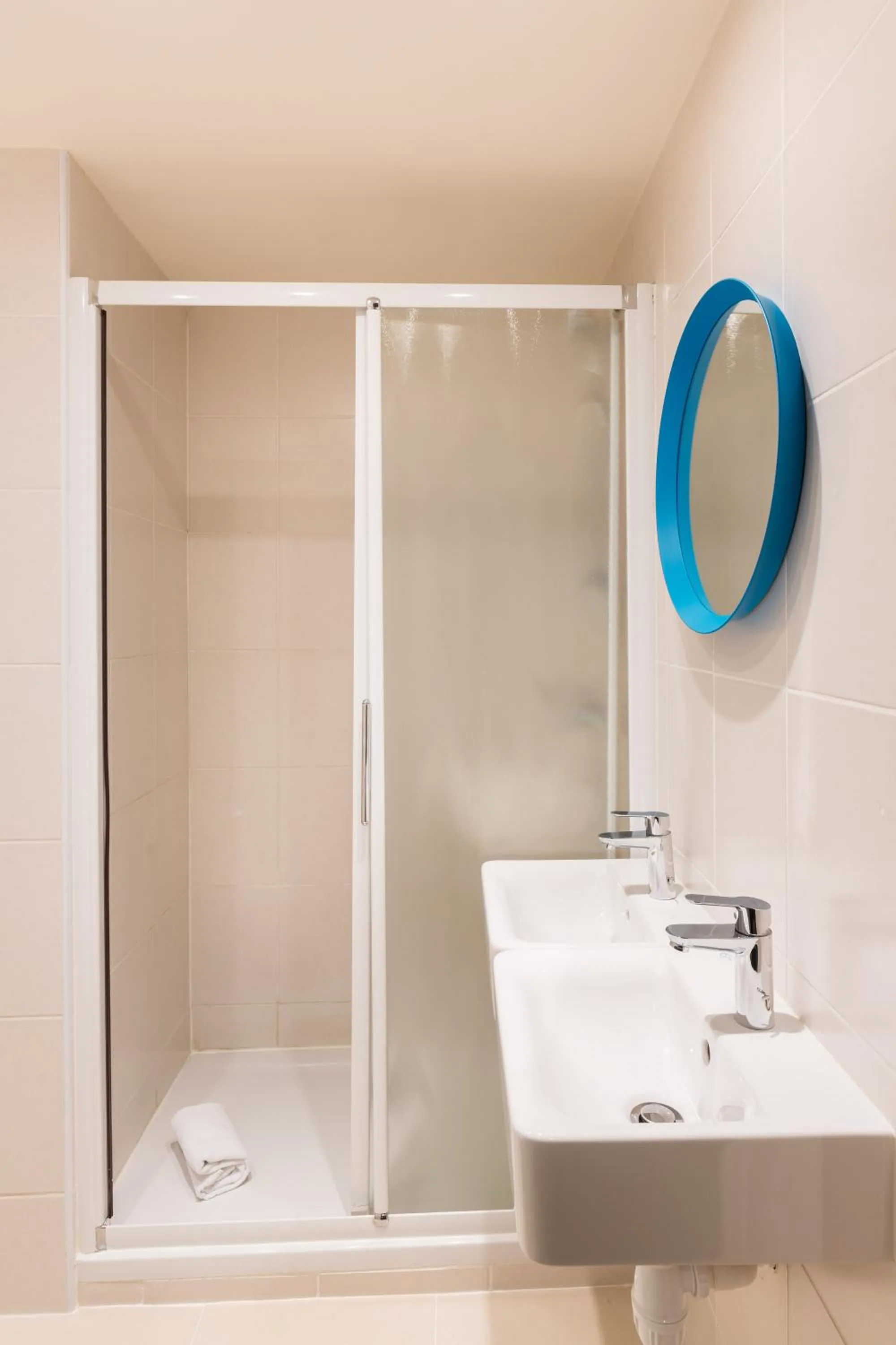 Shower in Hostel Ozz Nice