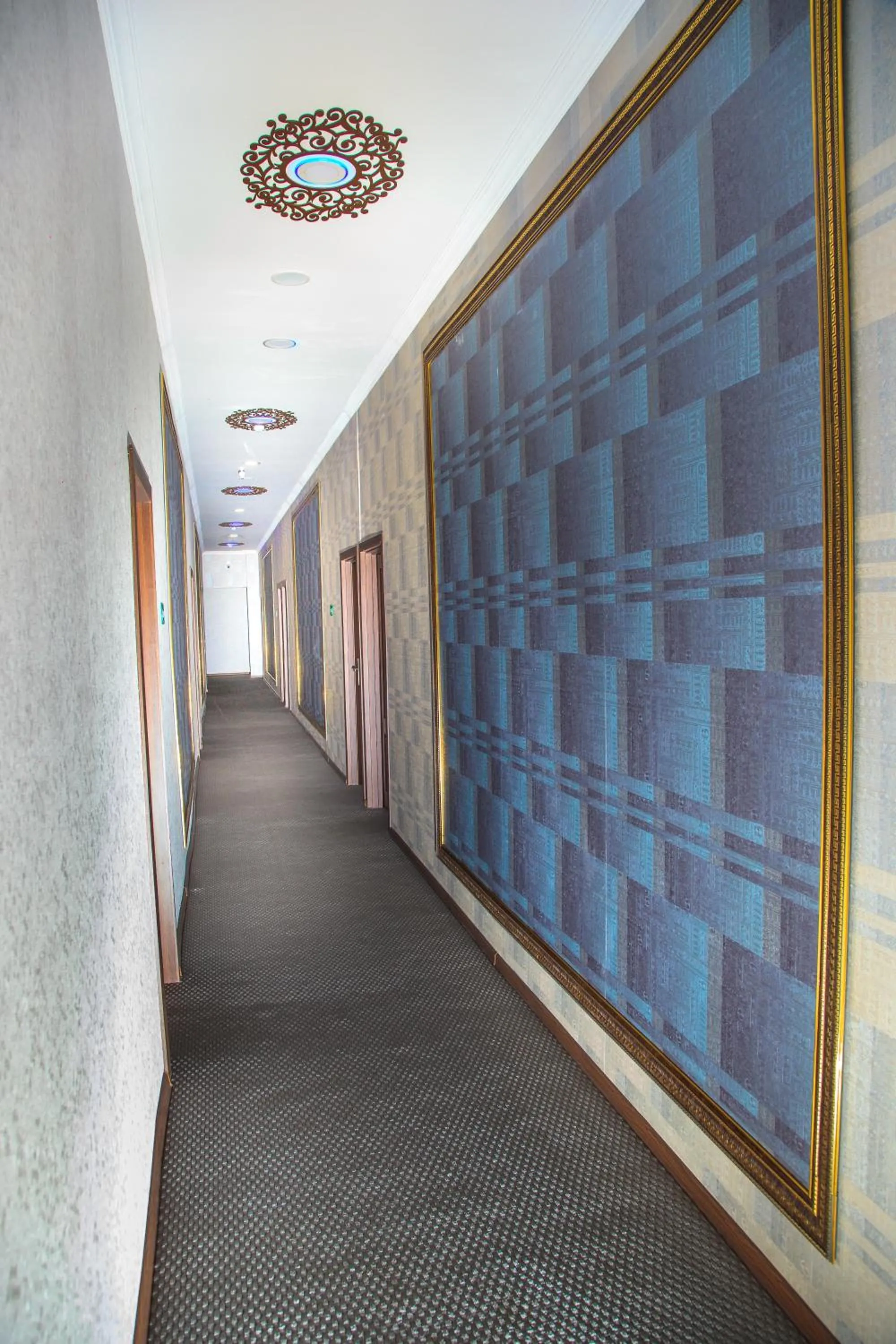 Communal lounge/ TV room in Mildom Hotel Baku