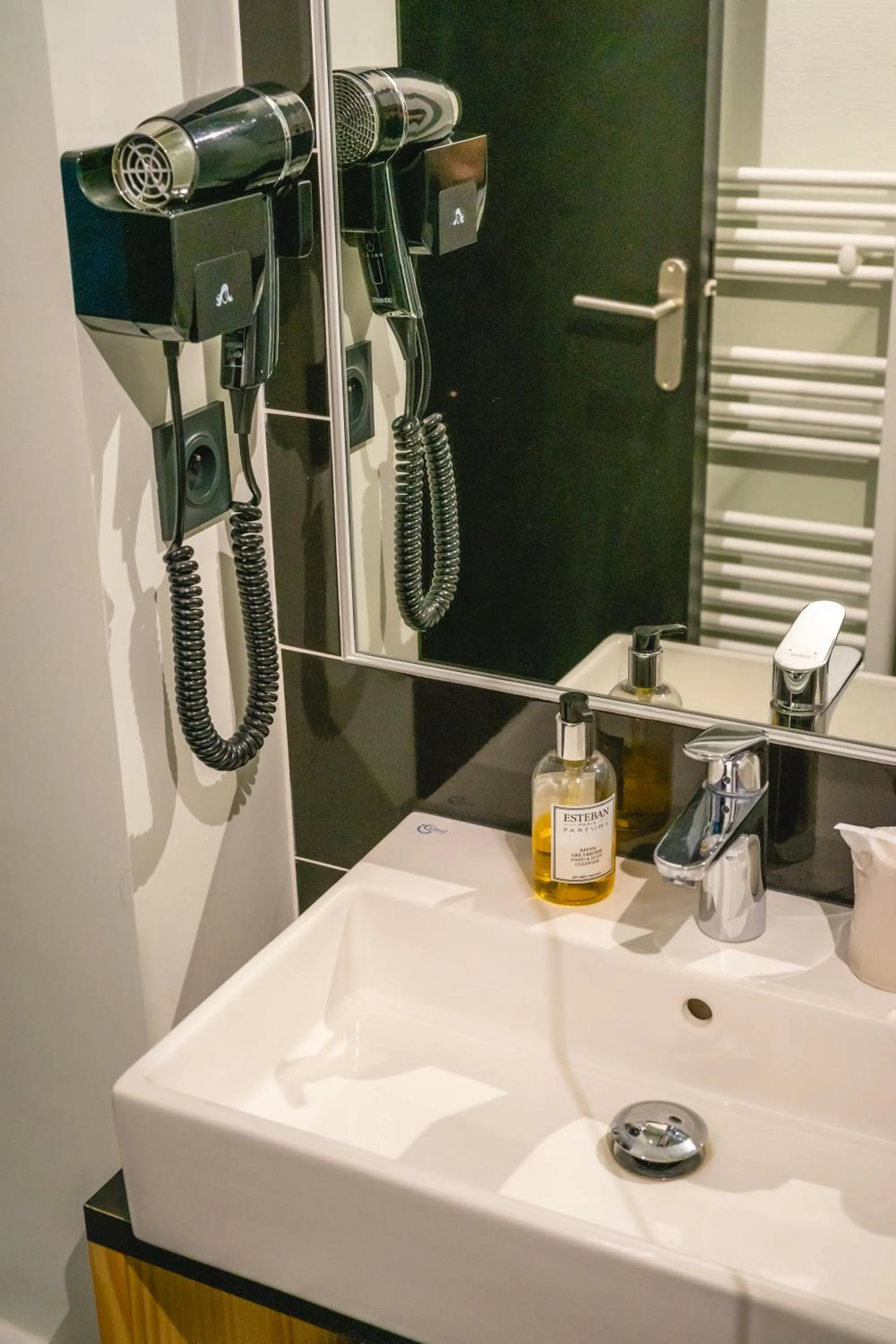 Shower in Best Western Bridge Hotel Lyon East