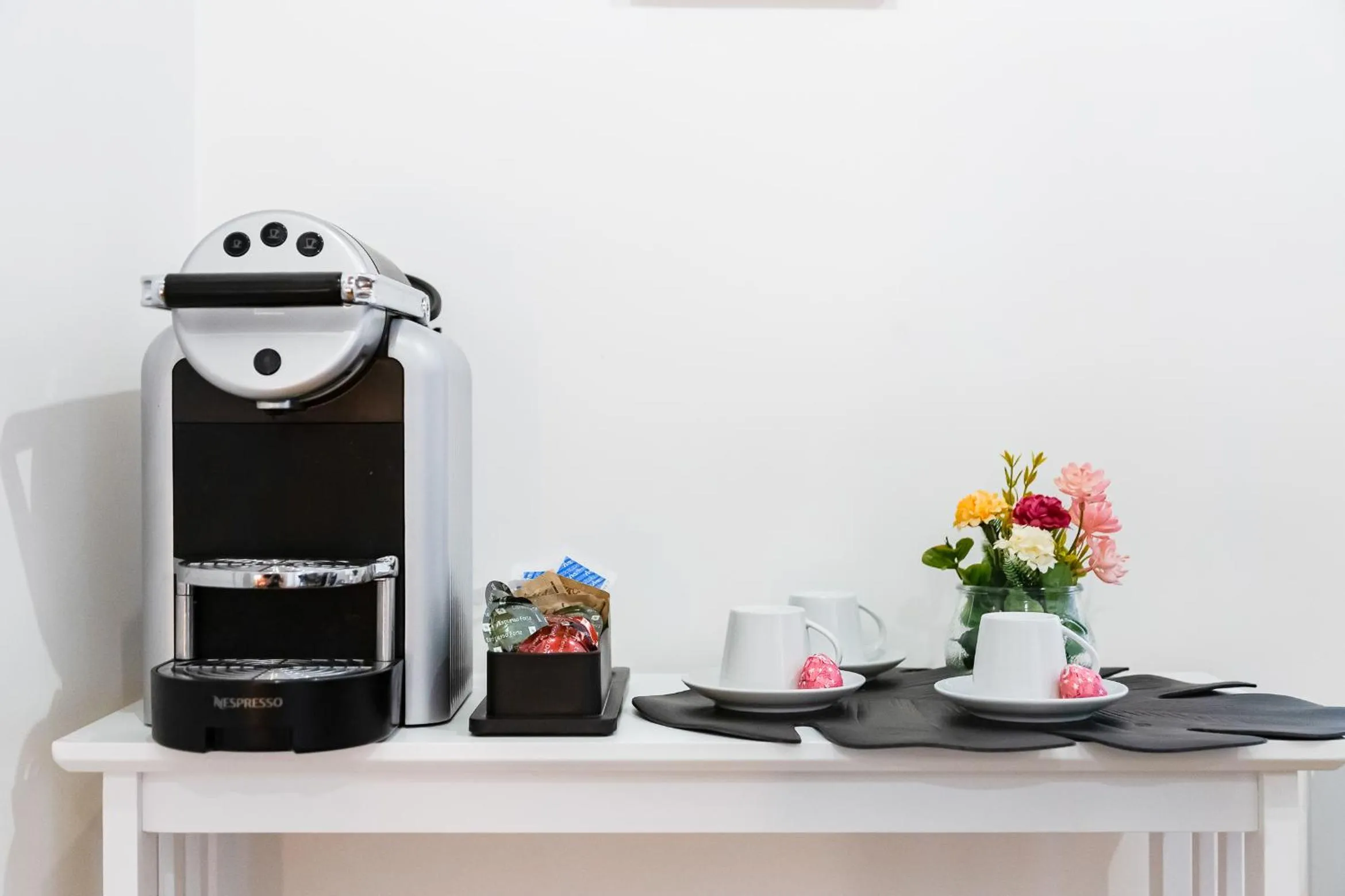 Coffee/tea facilities in Tankara Suite