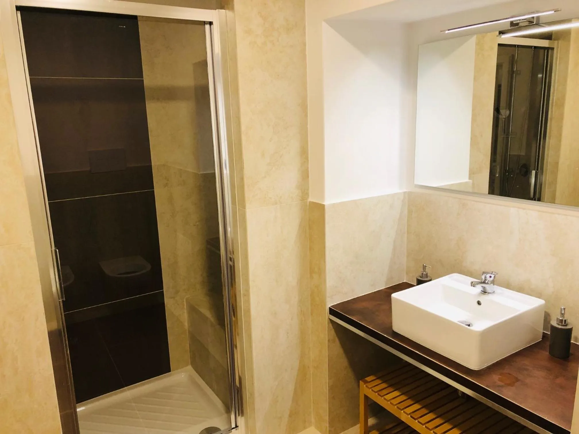 Shower in Domus Studio 25 bed & breakfast