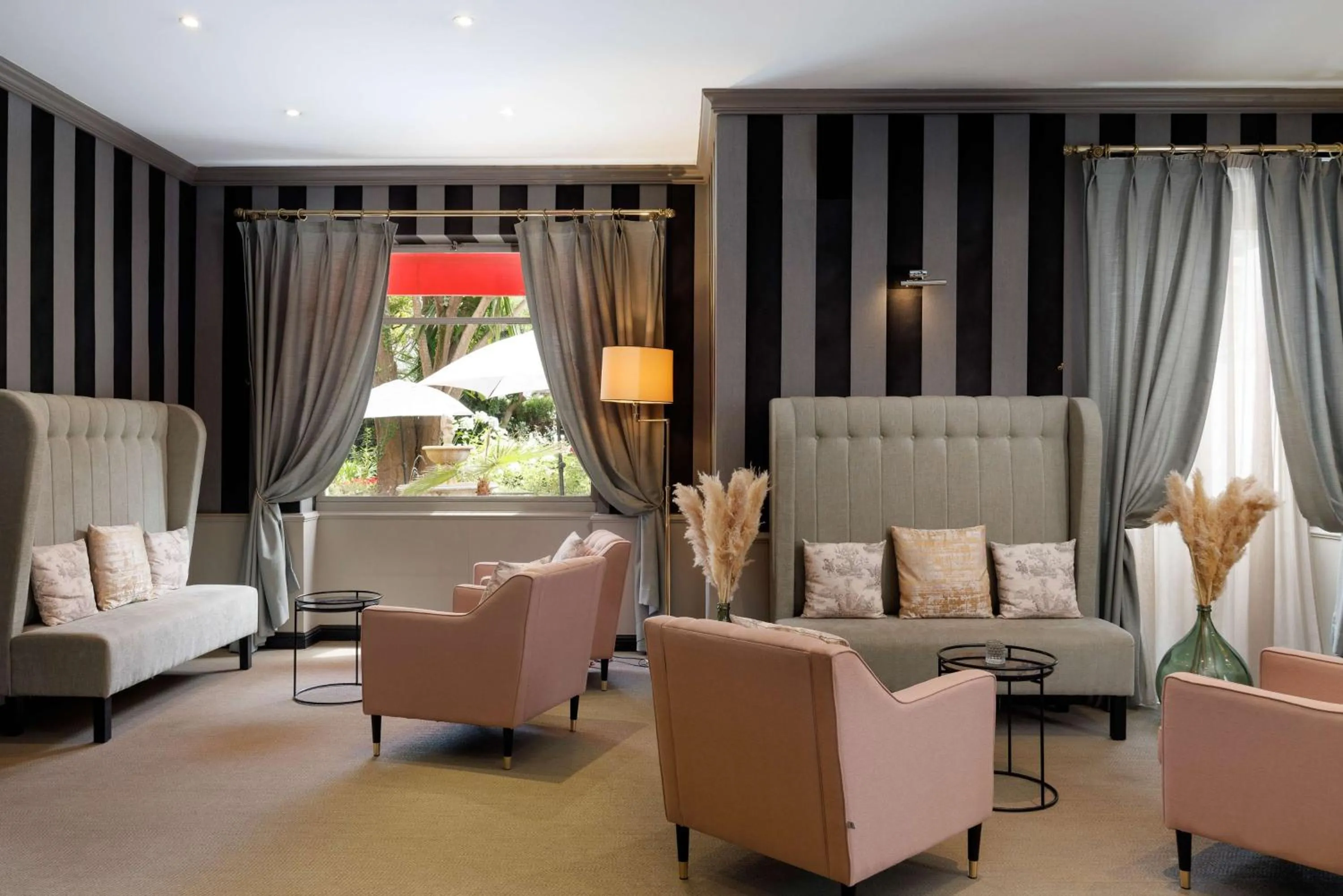 Lounge or bar in Best Western Plus Hôtel Brice Garden Nice