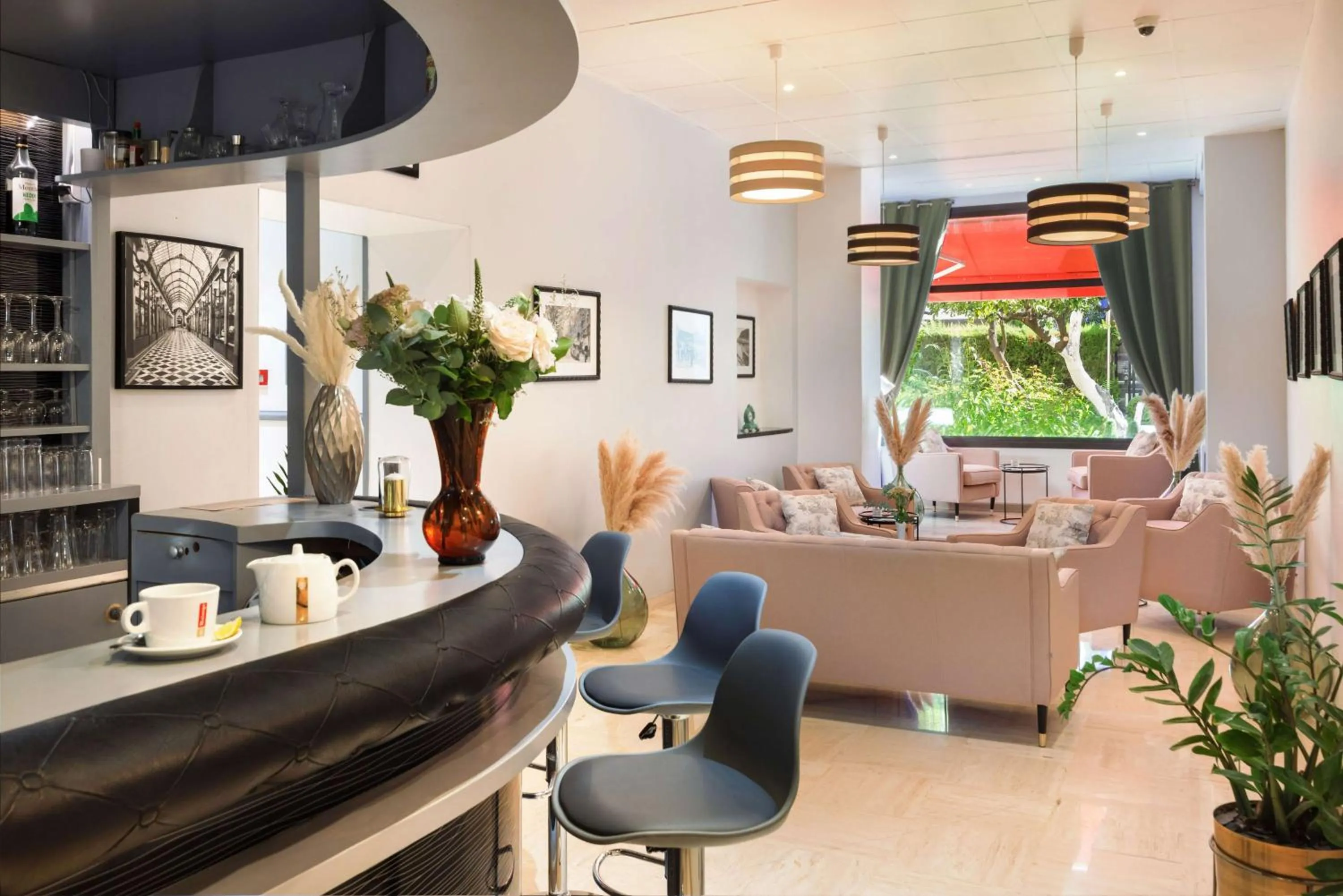 Lounge or bar in Best Western Plus Hôtel Brice Garden Nice