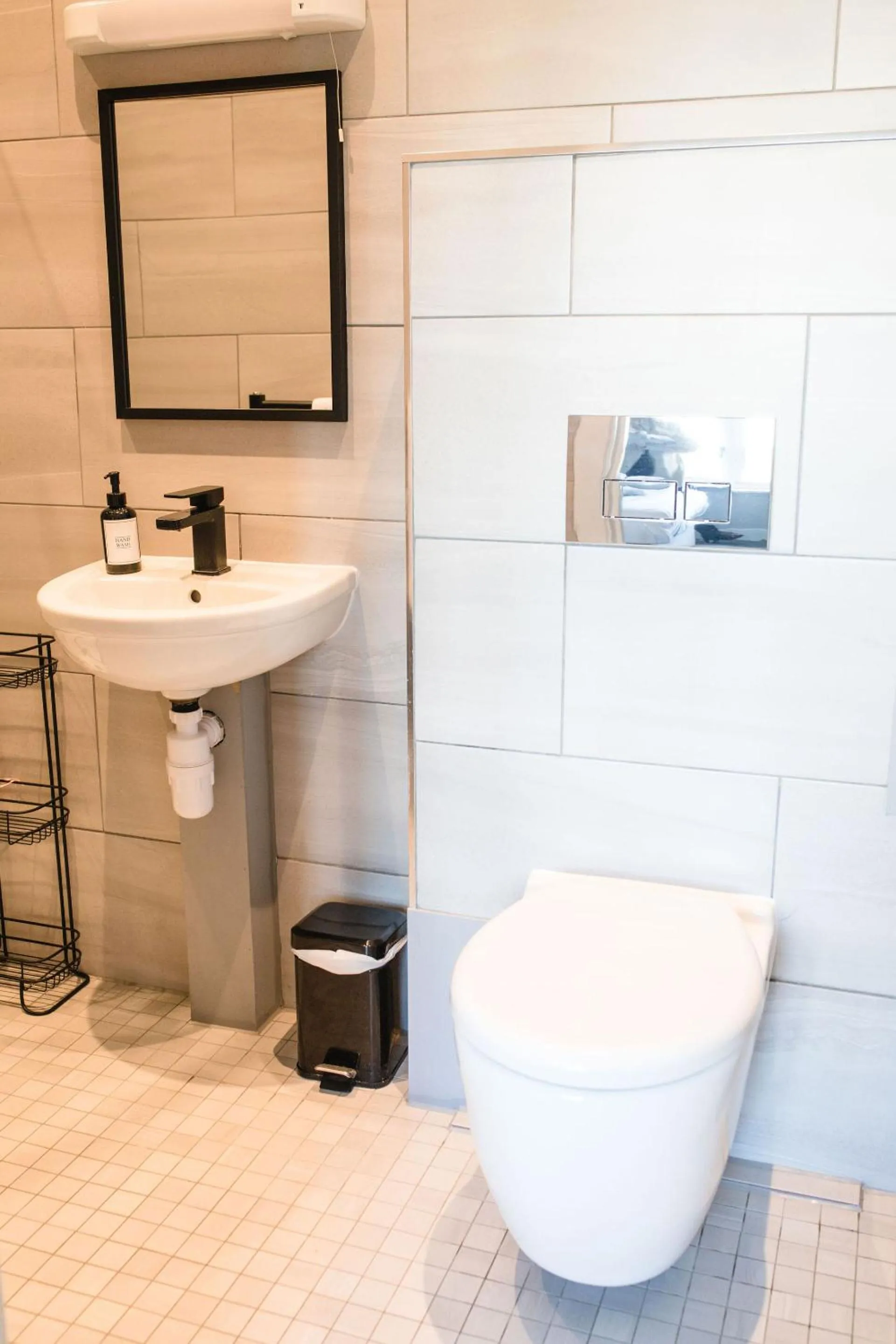 Bathroom in The Kings Arms, Colchester A120